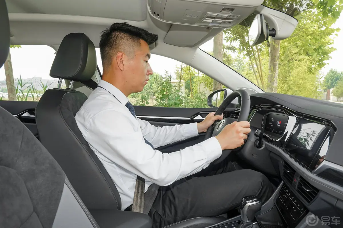 速腾280TSI 双离合 卓越版前排空间体验