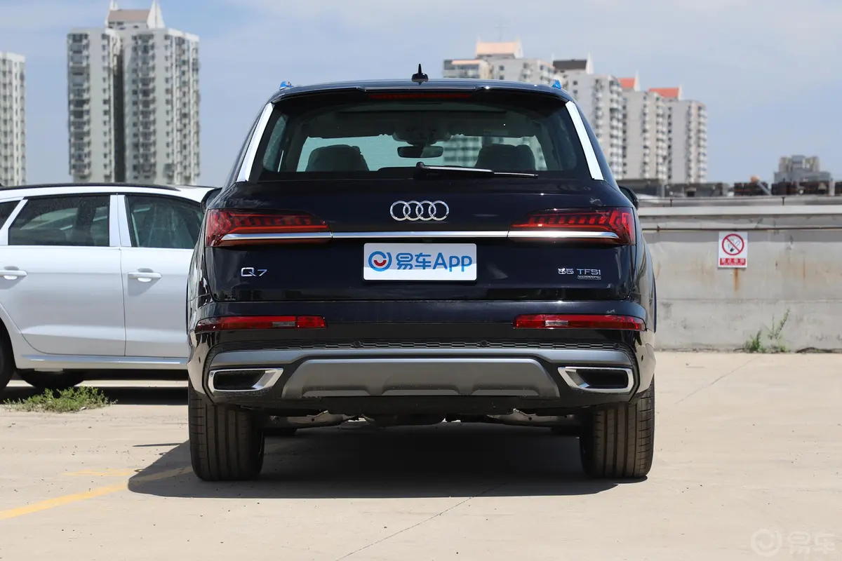 奥迪Q755 TFSI quattro S line 运动型正后水平