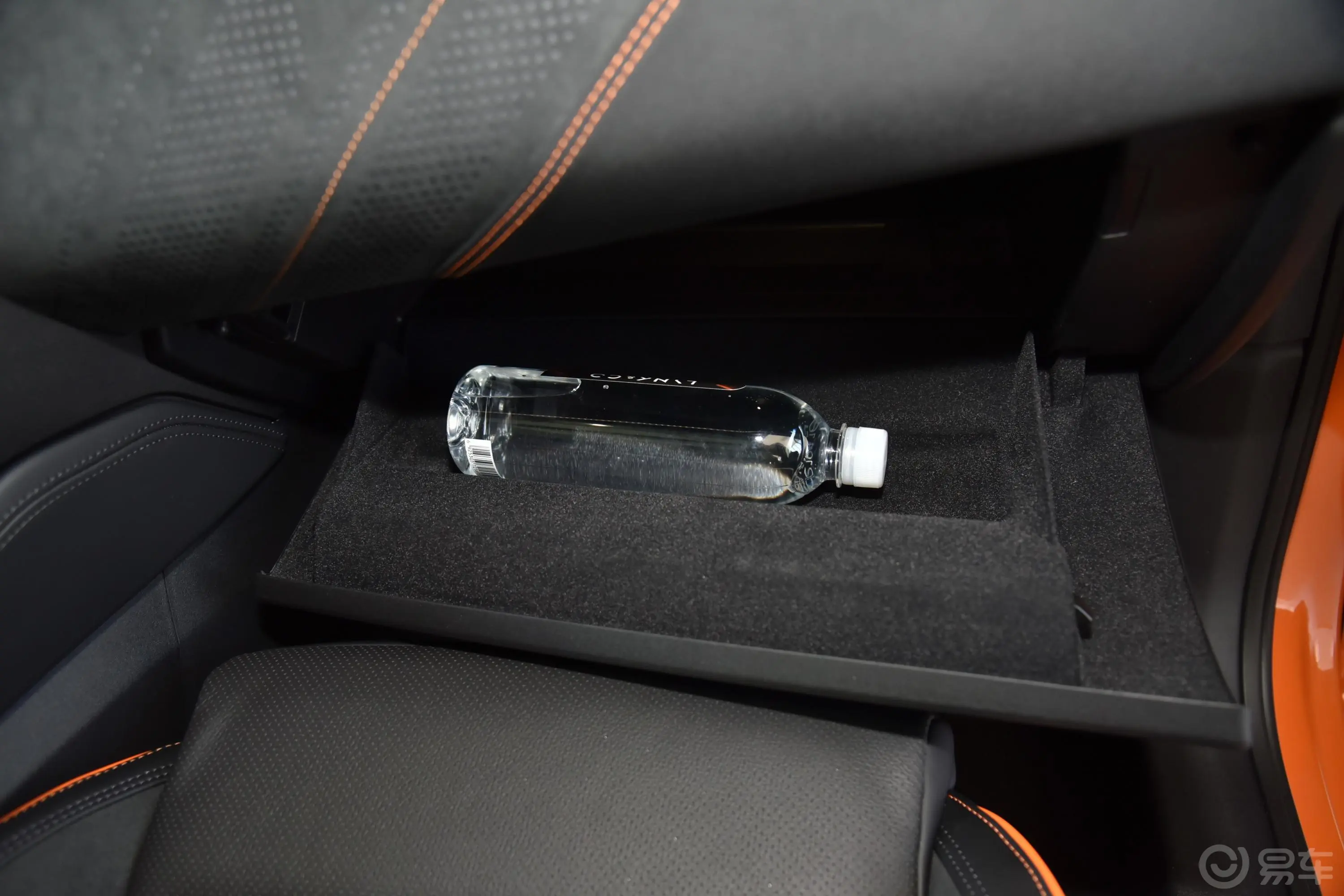 领克02 Hatchback2.0TD 自动Halo驾控套件版手套箱空间水瓶横置