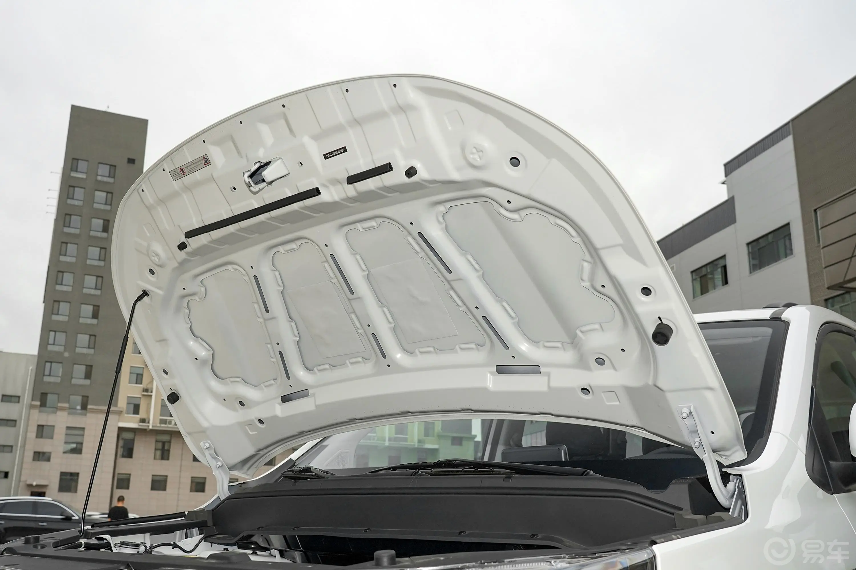 风行SX61.6L 手动 环球纪念版发动机舱盖内侧