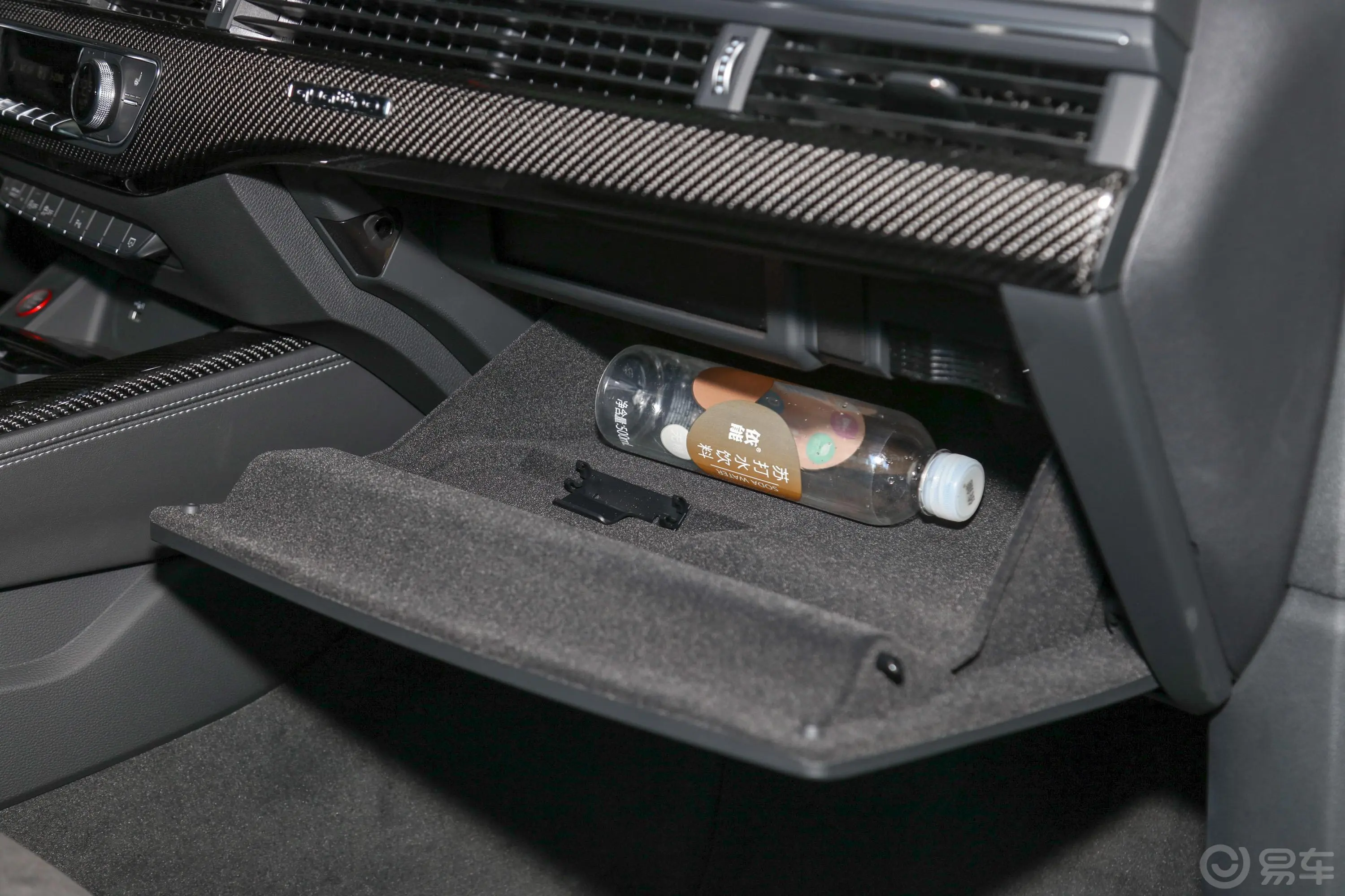 奥迪RS 52.9T Sportback手套箱空间水瓶横置
