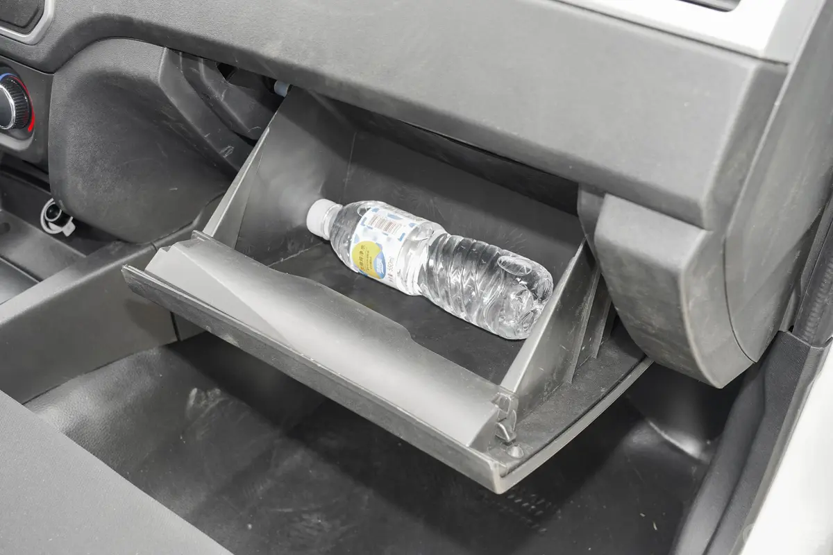 神骐F30创业版 1.5L 手动 双排长轴 标准型手套箱空间水瓶横置