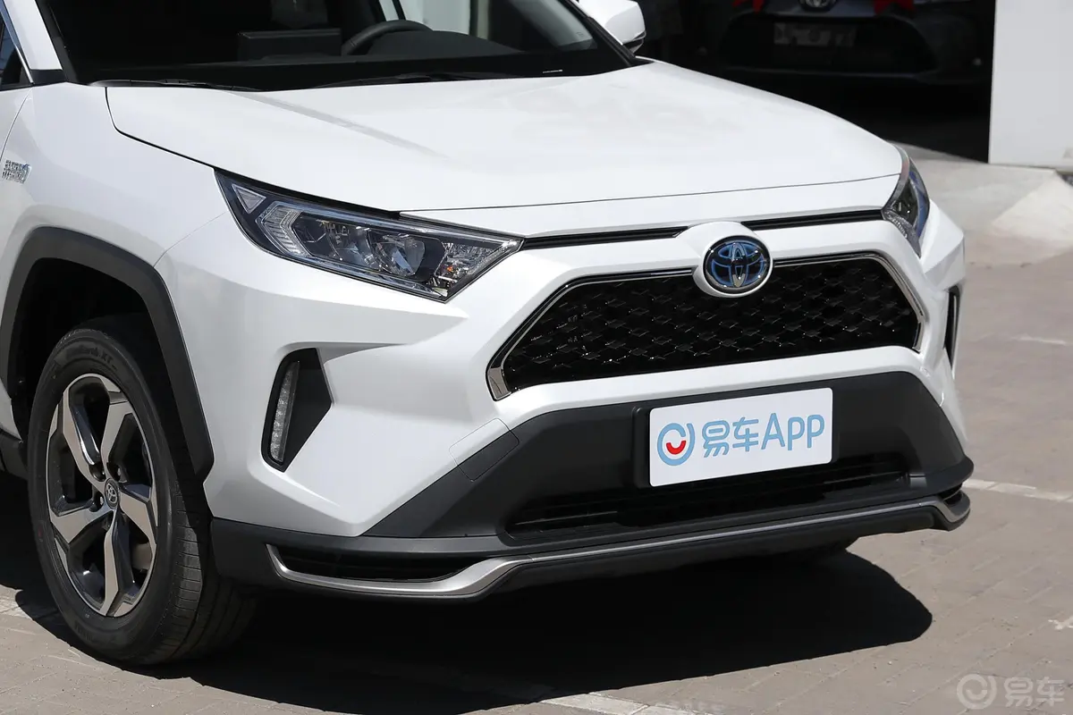 RAV4荣放 双擎E+2.5L 两驱都市Pro前格栅侧俯拍