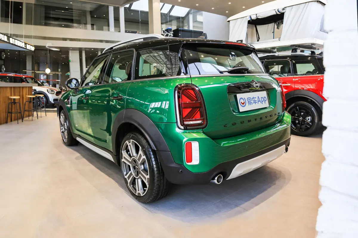 MINI COUNTRYMAN2.0T COOPER S ALL4侧后45度车头向左水平