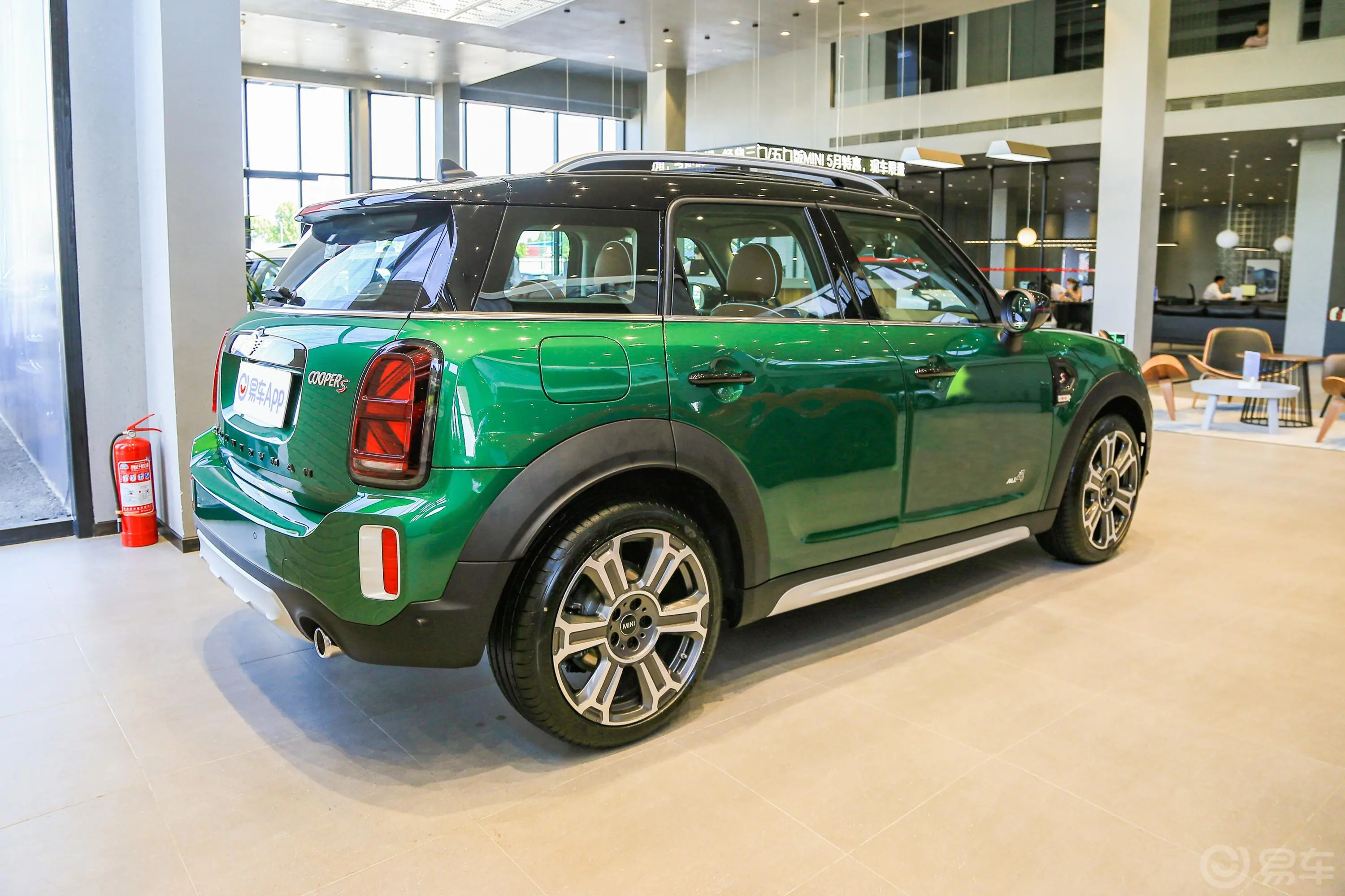 MINI COUNTRYMAN2.0T COOPER S ALL4侧后45度车头向右水平