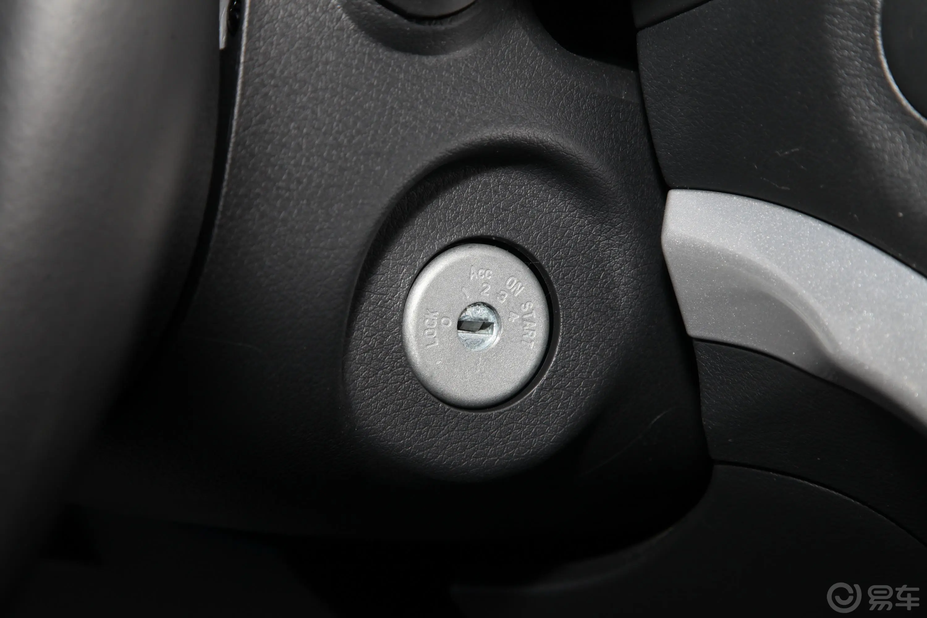 锐骐62.3T 手动四驱长货箱标准版 柴油钥匙孔或一键启动按键