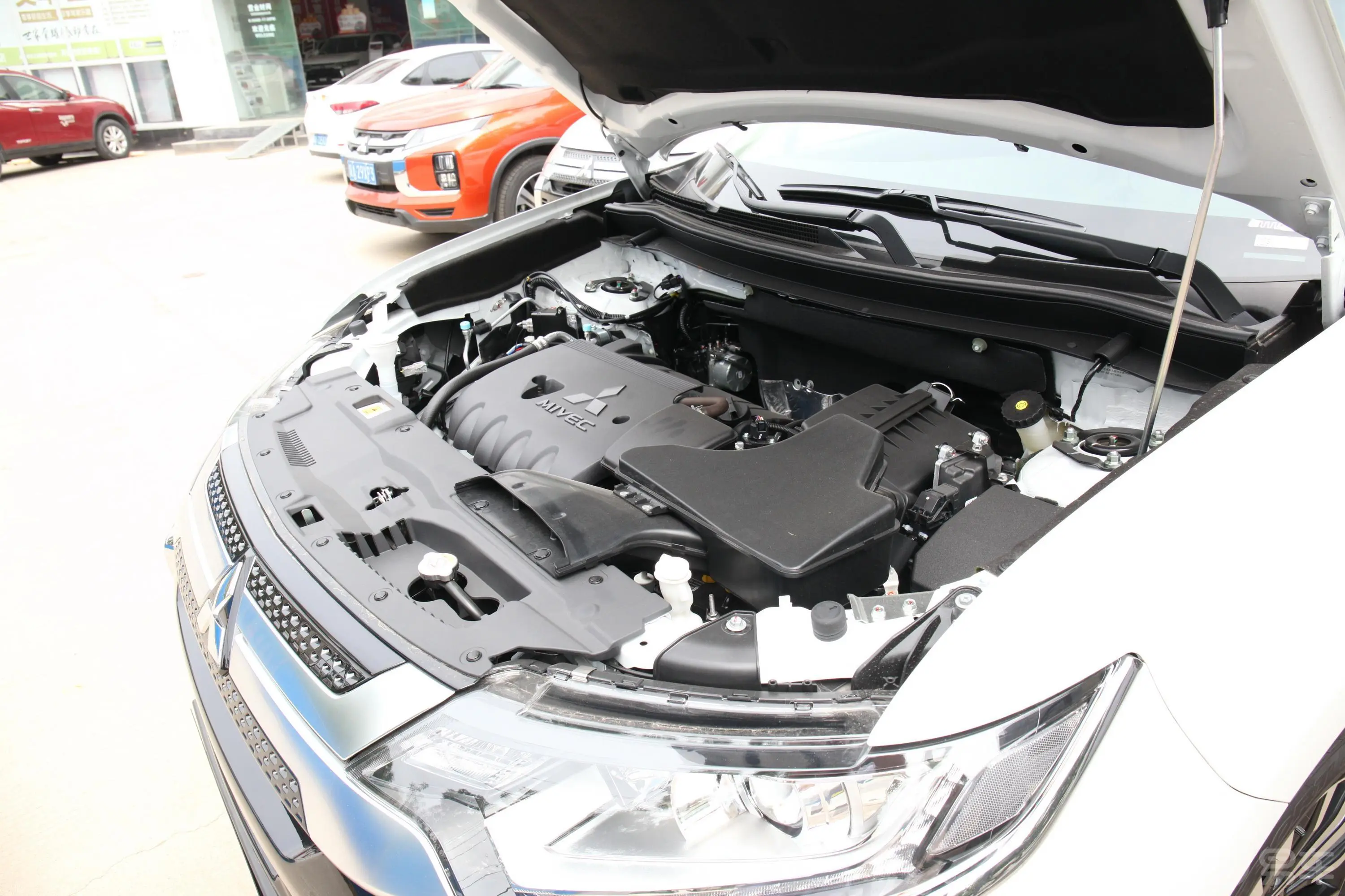 欧蓝德2.0L CVT 两驱 畅享版 5座外观