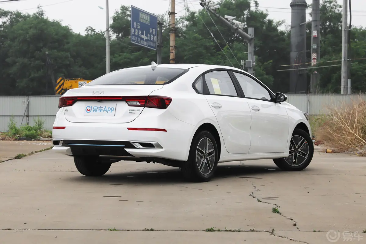 起亚K3 PHEV1.6L 双离合 舒适版侧后45度车头向右水平