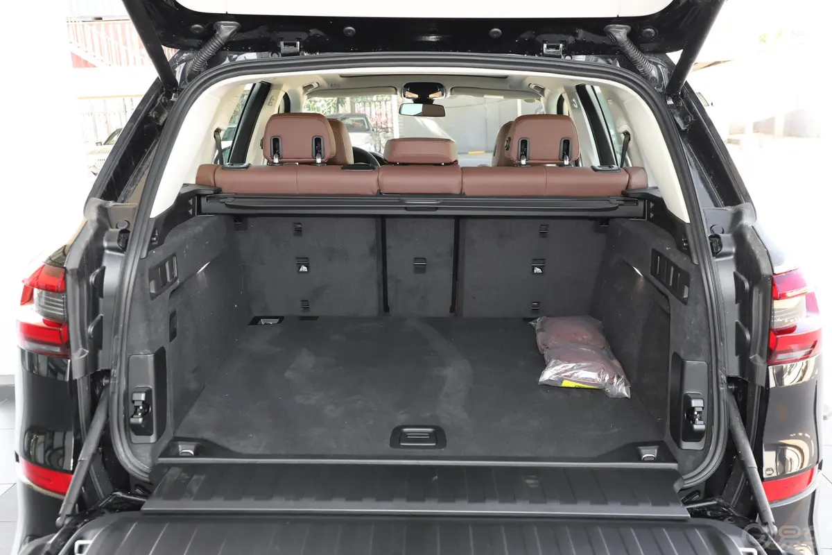 宝马X5(进口)改款 xDrive30i M运动套装后备厢空间特写