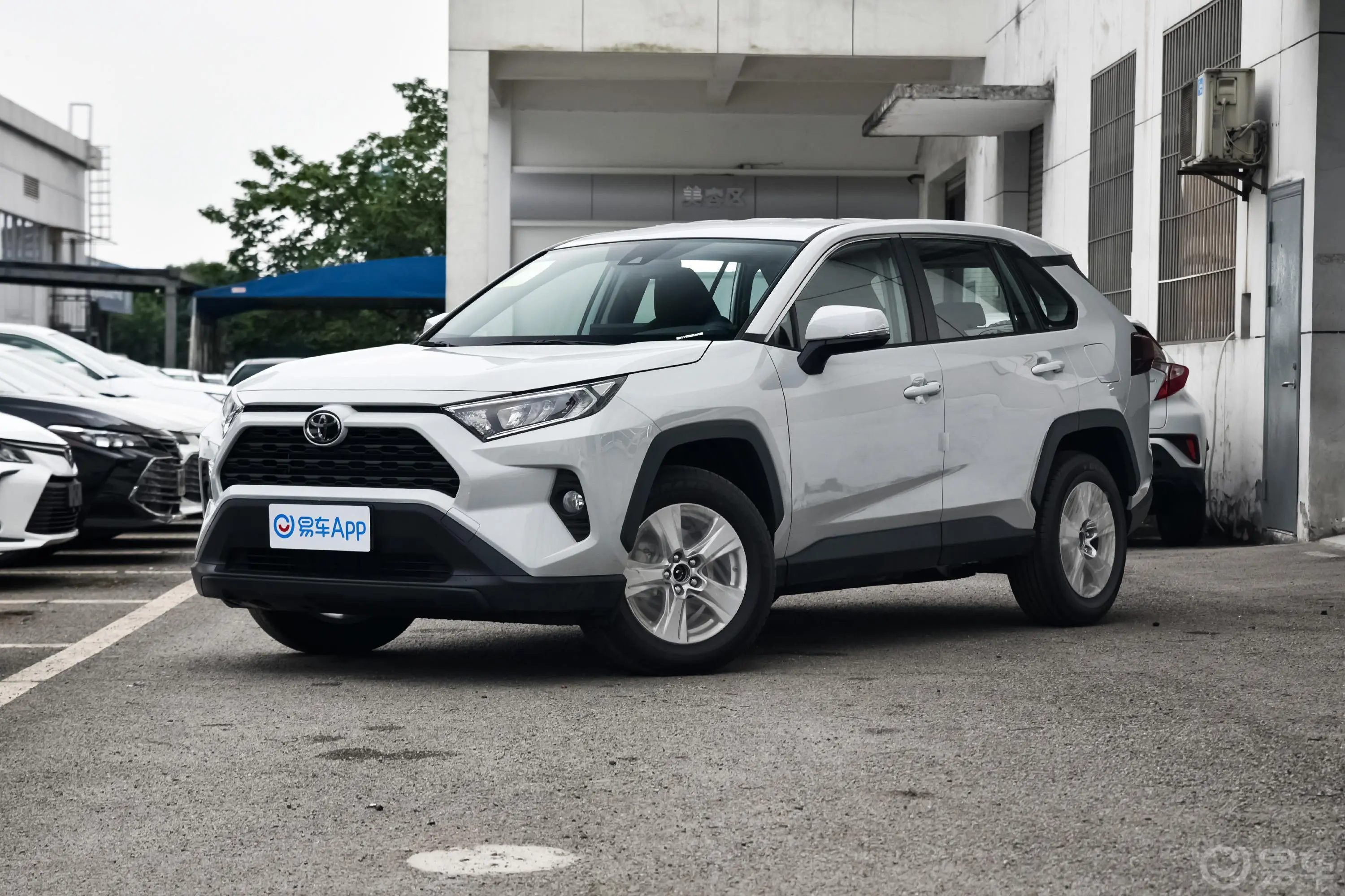 RAV4荣放2.0L CVT 两驱 都市版外观