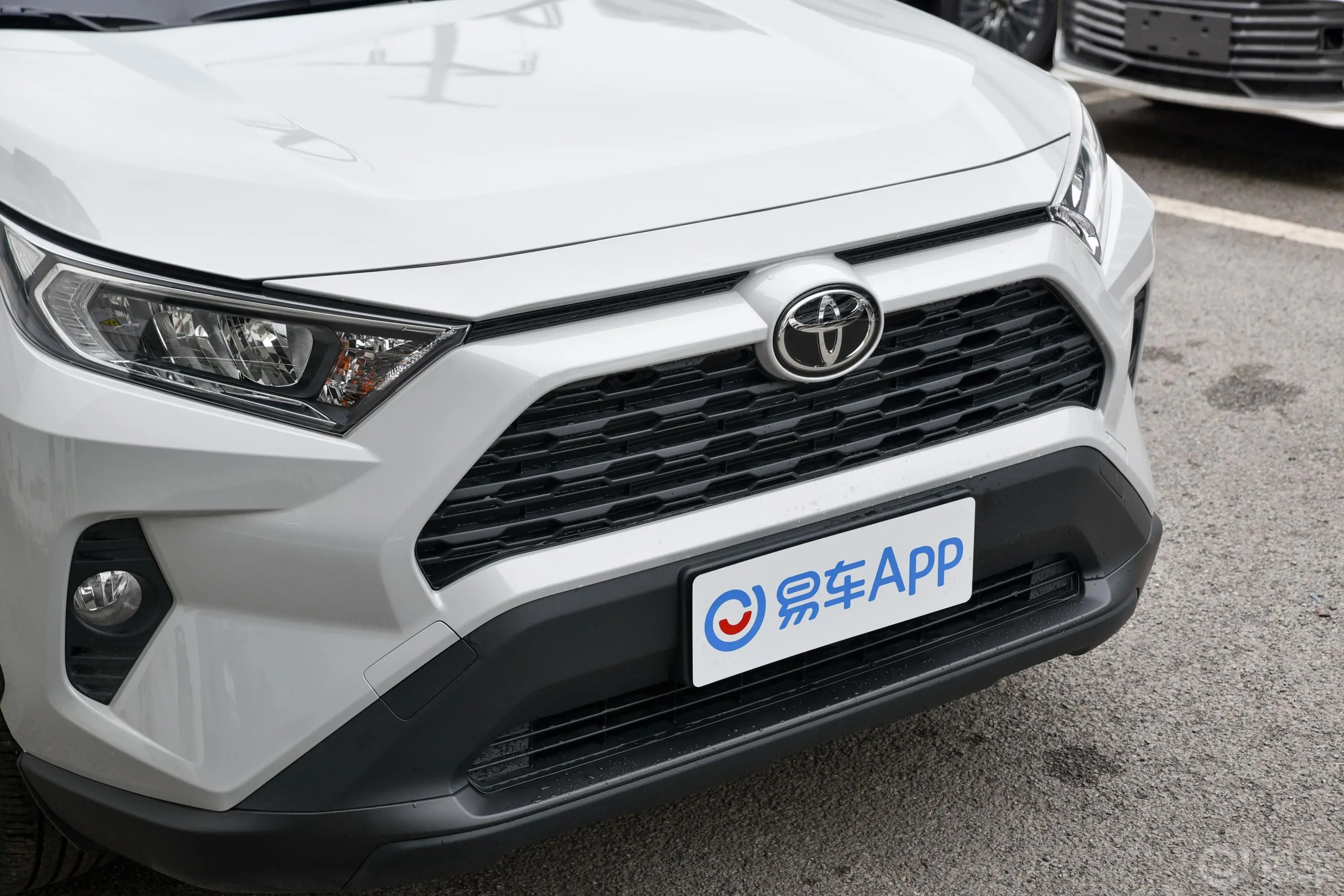 RAV4荣放2.0L CVT 两驱 都市版外观