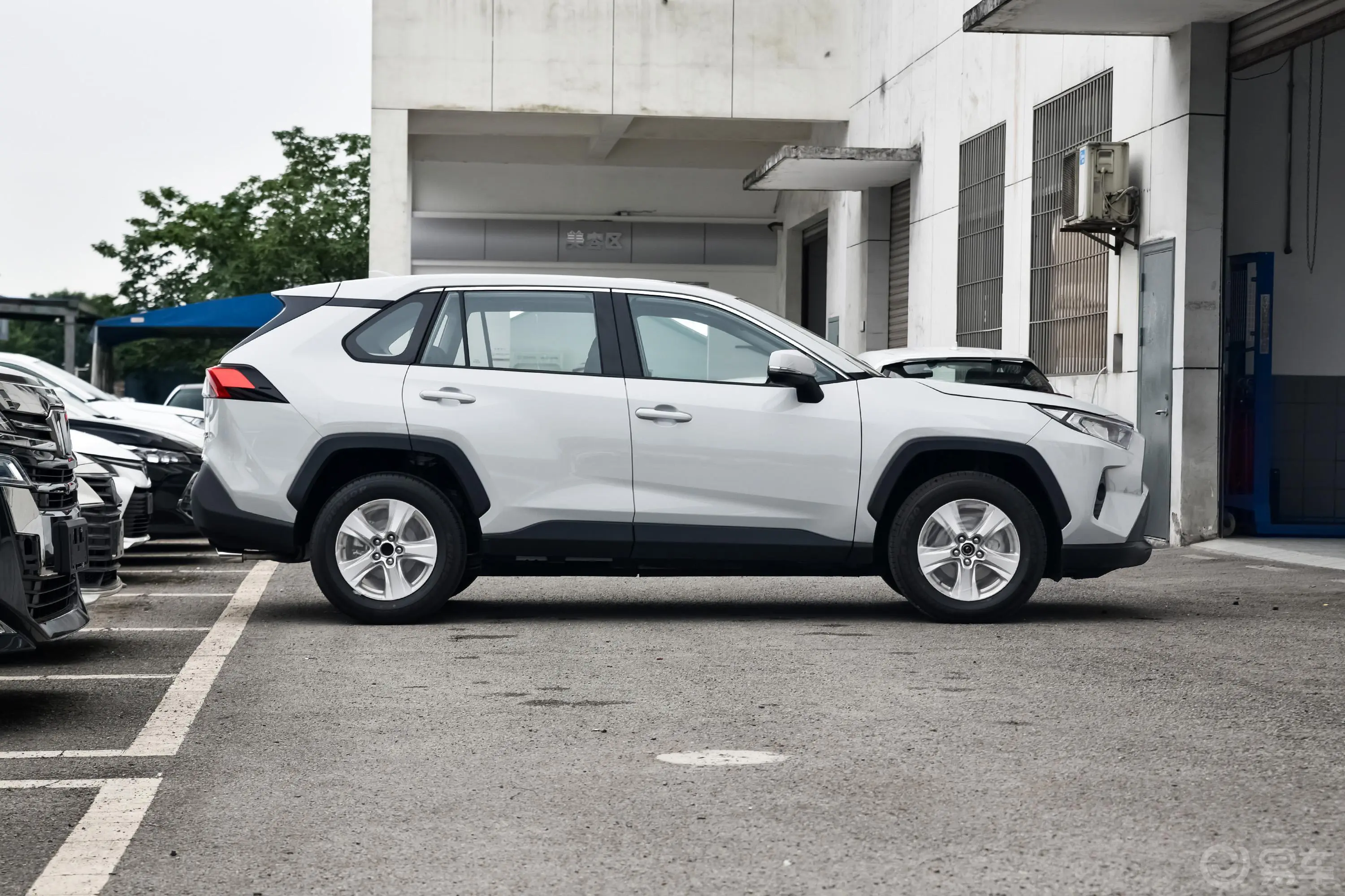 RAV4荣放2.0L CVT 两驱 都市版外观