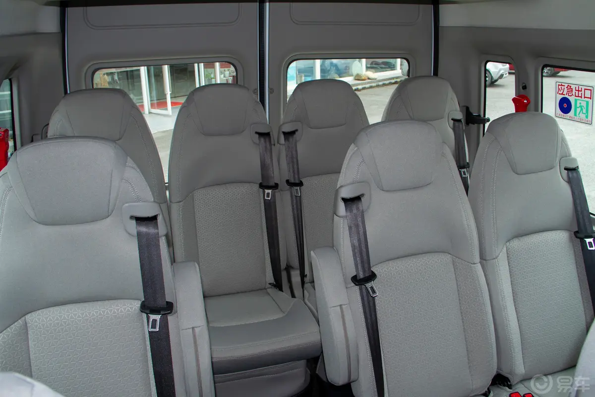 新世代全顺Pro 2.2T 手动 长轴中顶 普通型客车 15座 柴油 国VI空间