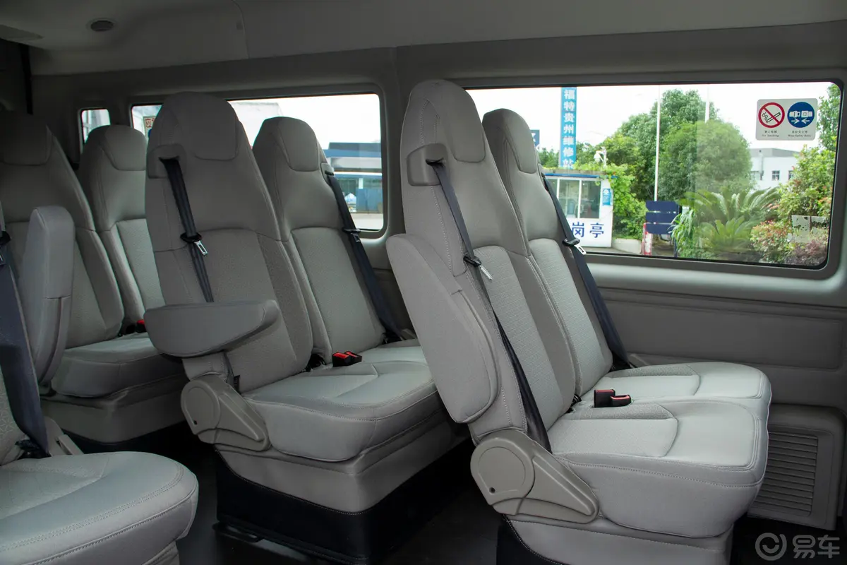 新世代全顺Pro 2.2T AMT 5.9米长轴后双胎中顶 普通型客车 15座 柴油 国VI后排座椅