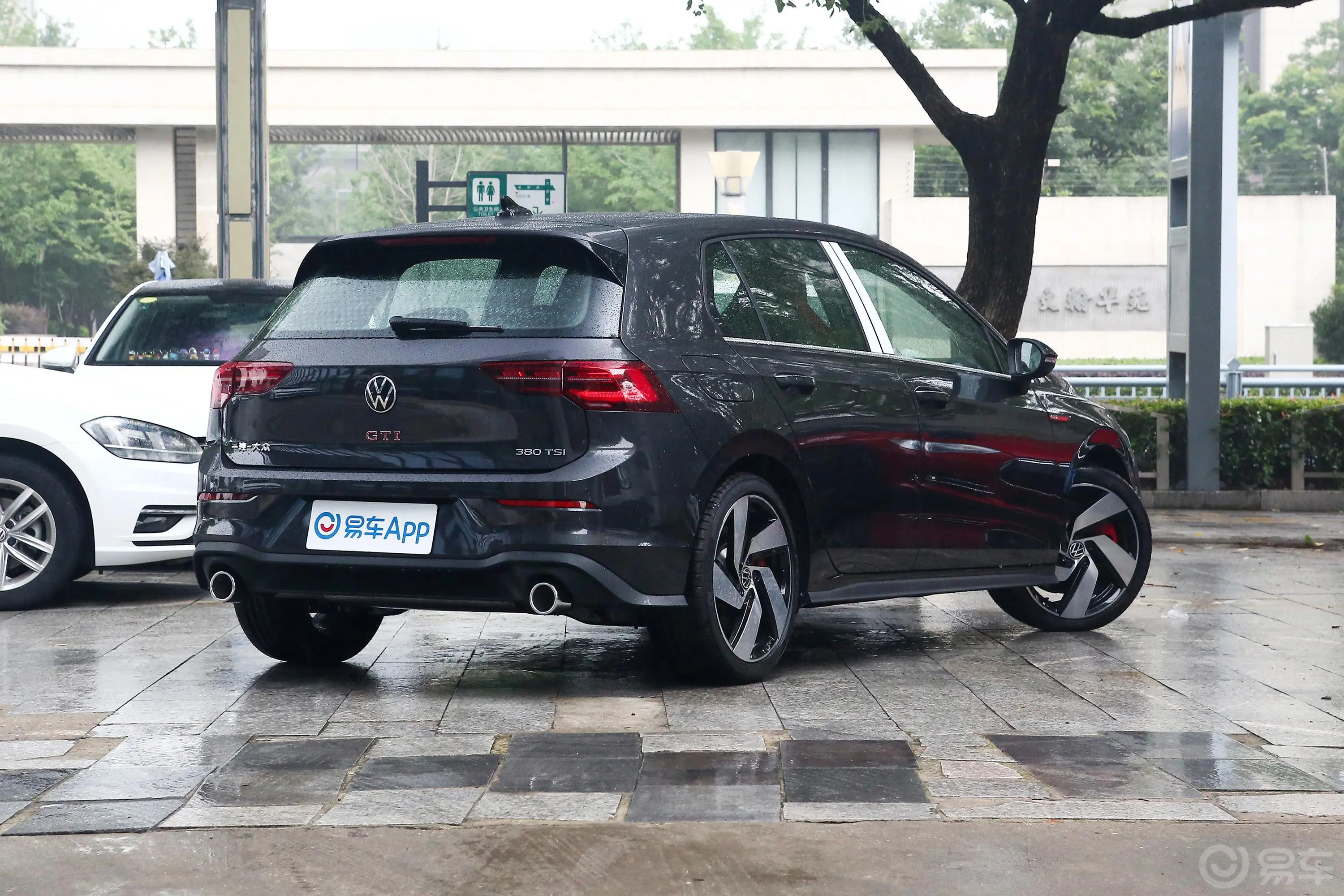 高尔夫380TSI 双离合 GTI侧后45度车头向右水平