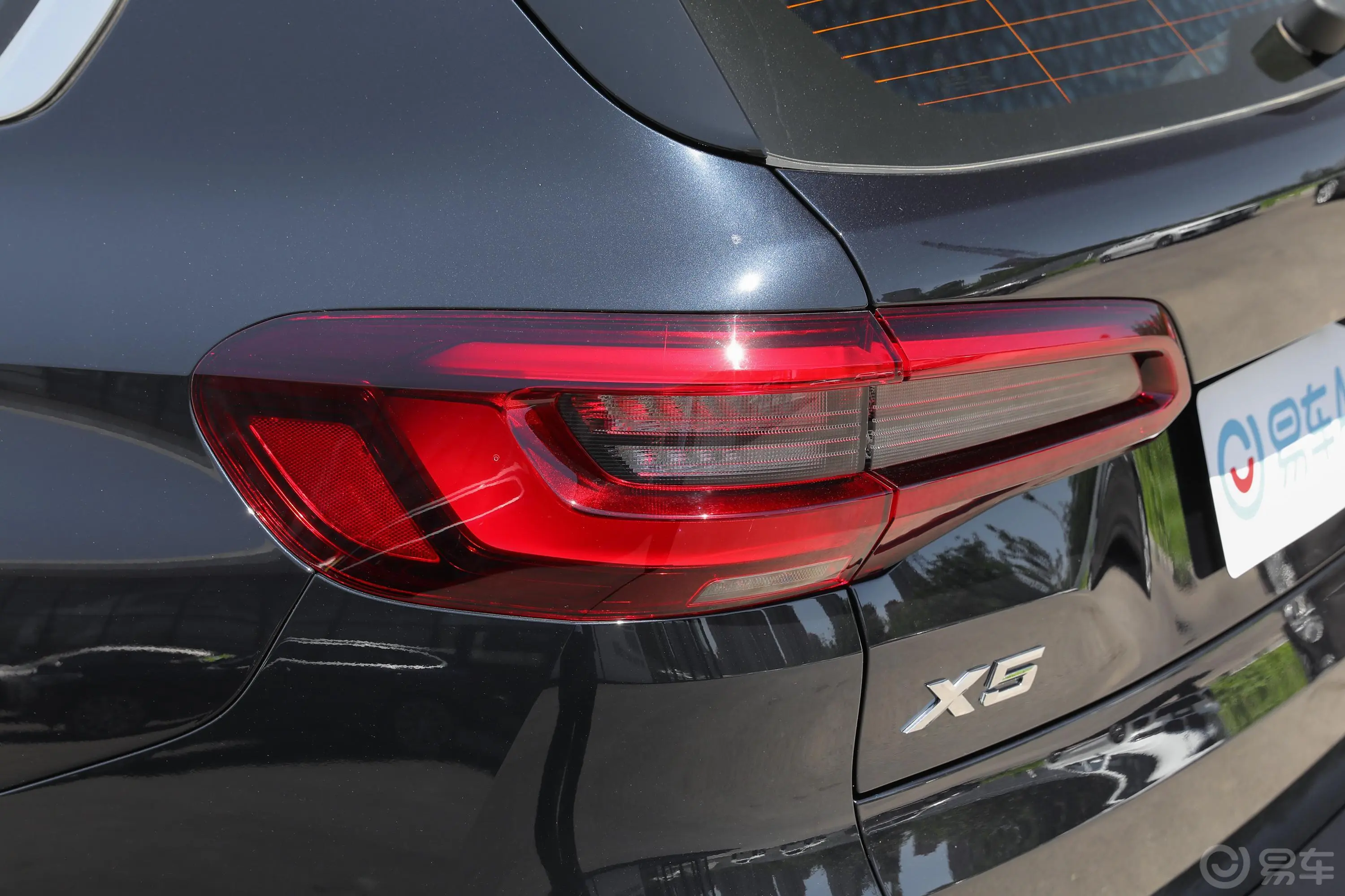 宝马X5(进口)改款 xDrive40i 尊享型 M运动套装尾灯侧45度俯拍