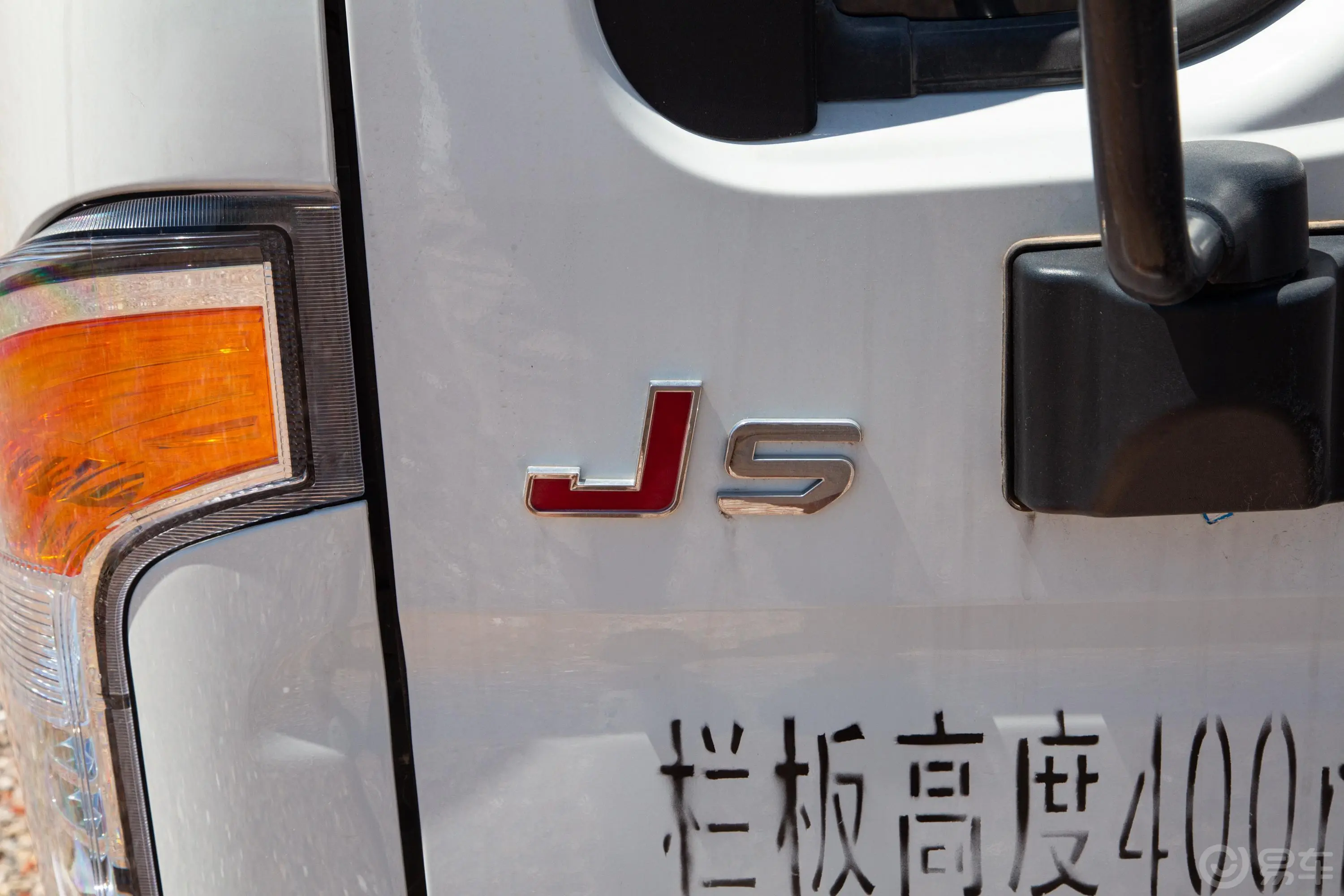 康铃J5J5 锐捷特 2.2L 130马力 轴距3300 排半栏板轻卡 柴油 国VI外观