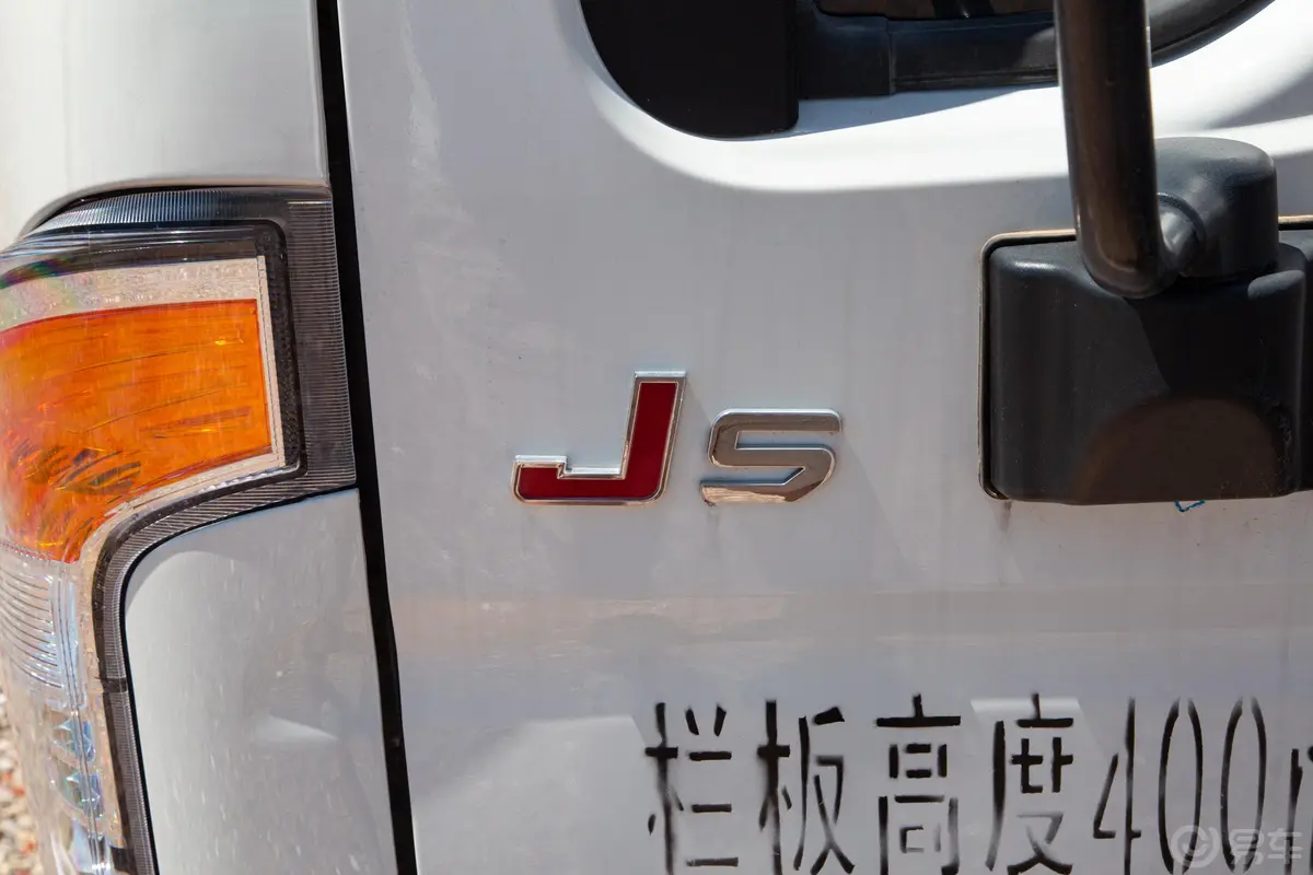 康铃J5J5 锐捷特 2.2L 130马力 轴距3300 排半栏板轻卡 柴油 国VI外观