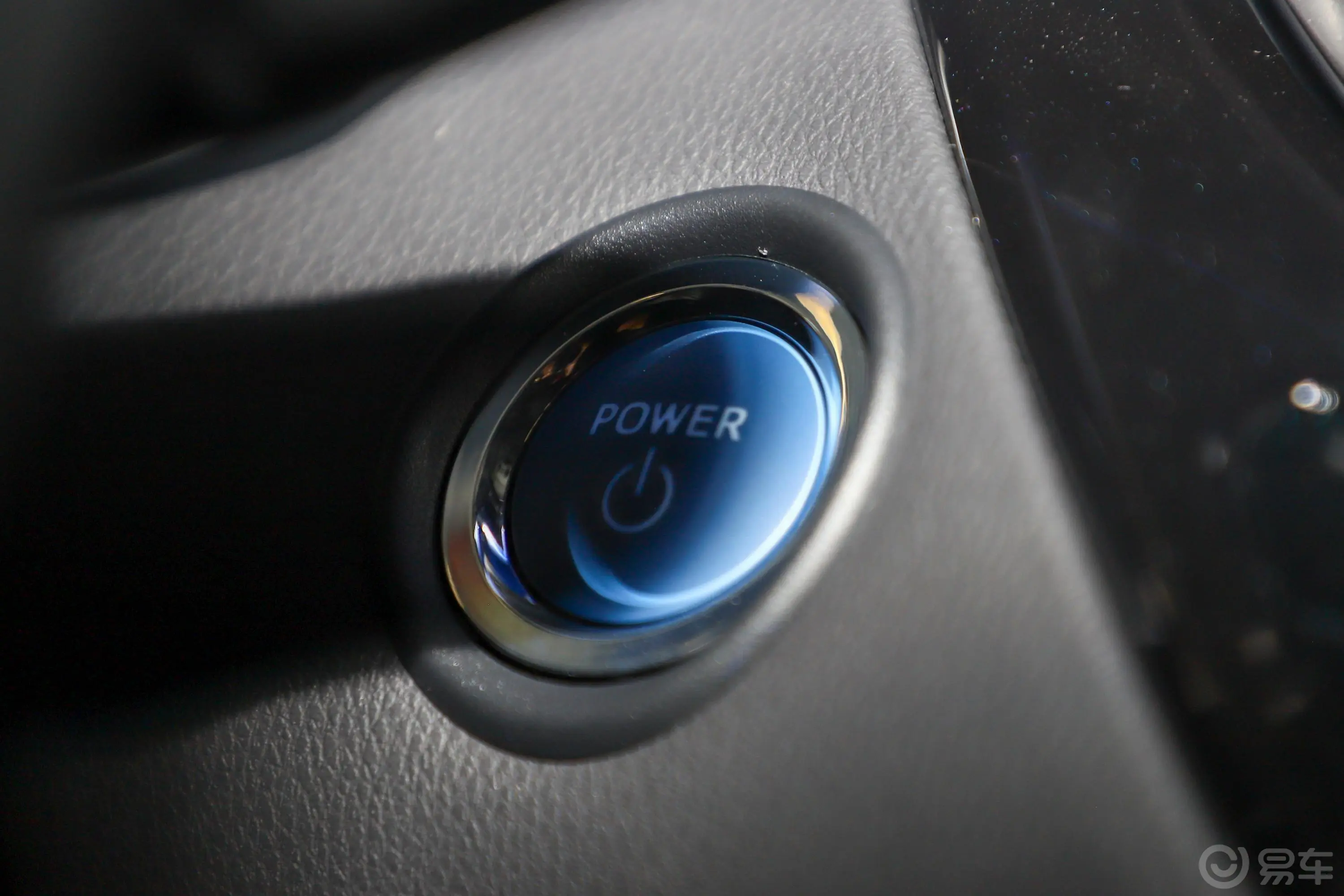丰田C-HR双擎 2.0L 豪华版钥匙孔或一键启动按键