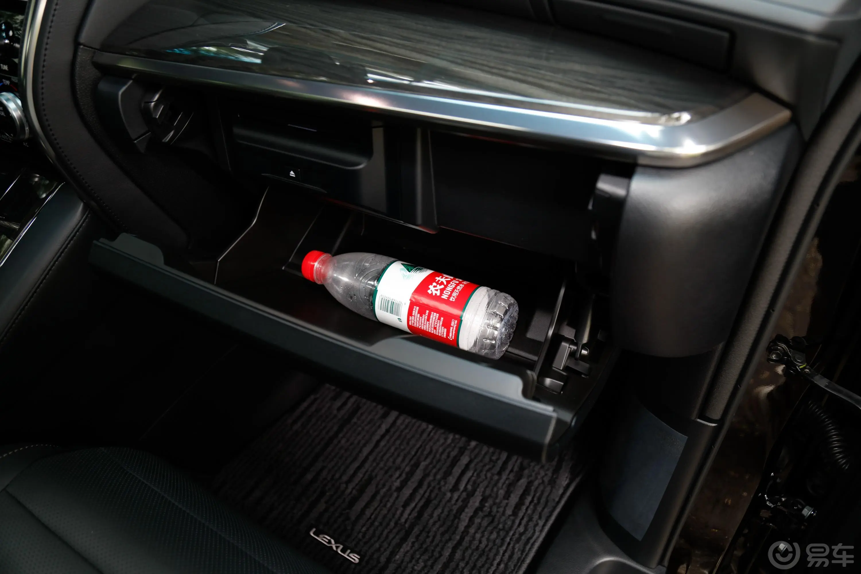 雷克萨斯LM350 欧规版手套箱空间水瓶横置
