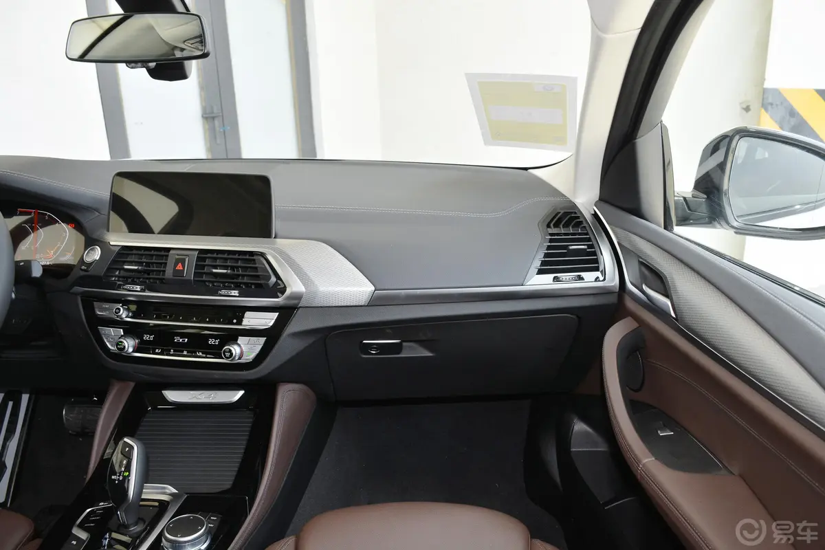宝马X4改款 xDrive25i M运动套装副驾驶位区域