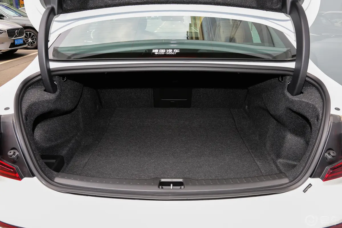 沃尔沃S60新能源T8 四驱智逸豪华版后备厢空间特写