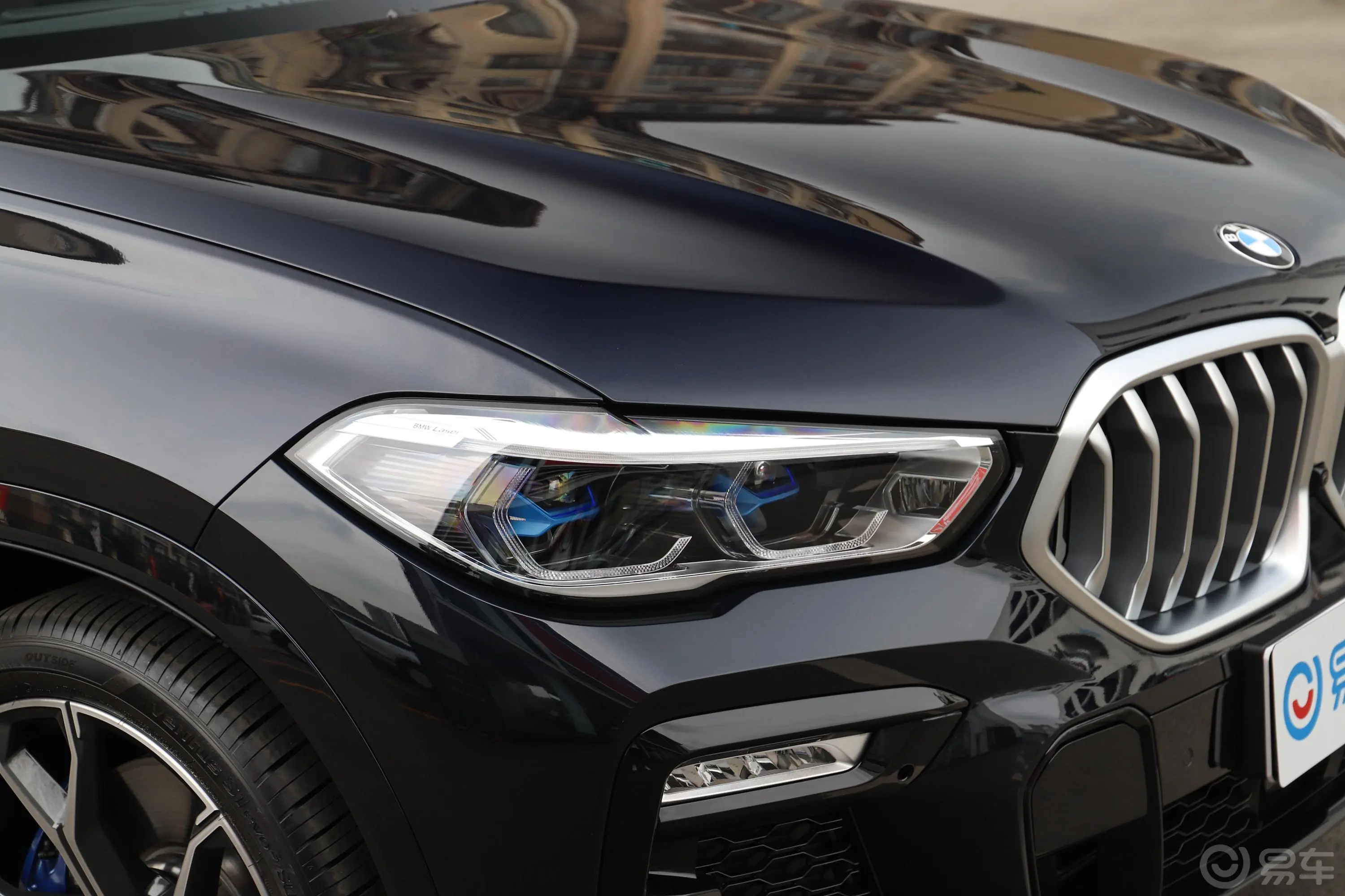 宝马X6改款 xDrive40i 尊享型 M运动套装大灯侧45度俯拍