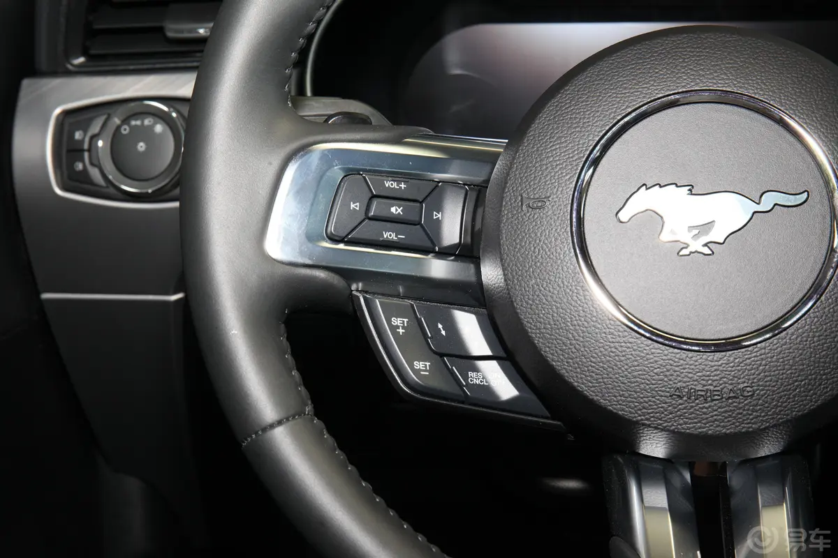 Mustang2.3T 掠光复刻限量版左侧方向盘功能按键