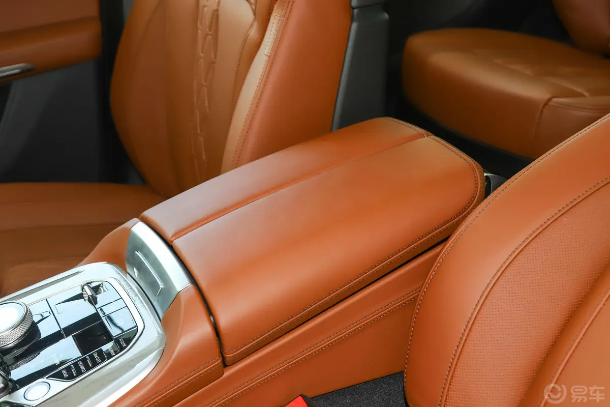 宝马X7改款 xDrive40i 行政型 豪华套装前排中央扶手