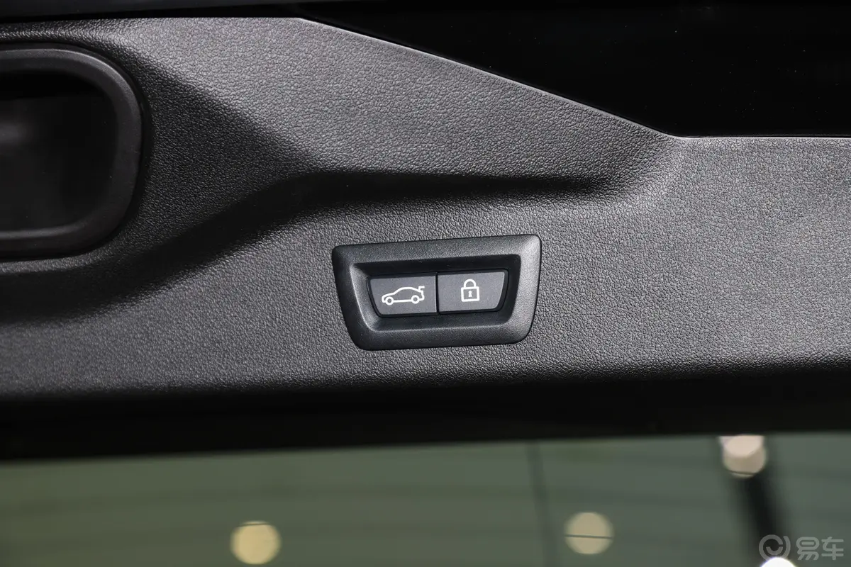 宝马X7改款 xDrive40i 行政型 豪华套装电动尾门按键（手动扶手）