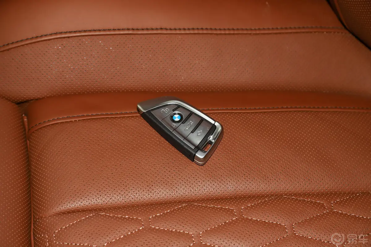 宝马X7改款 xDrive40i 行政型 豪华套装钥匙正面