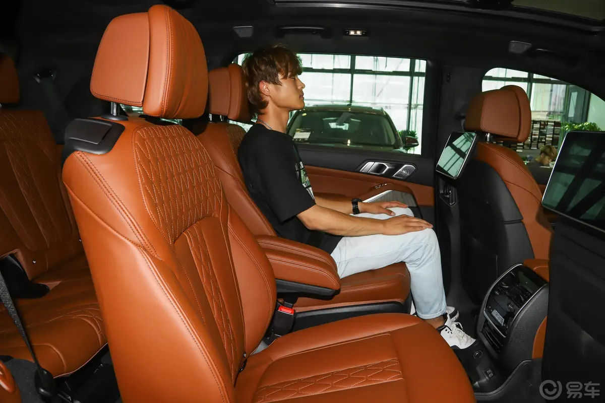 宝马X7改款 xDrive40i 行政型 豪华套装后排空间体验