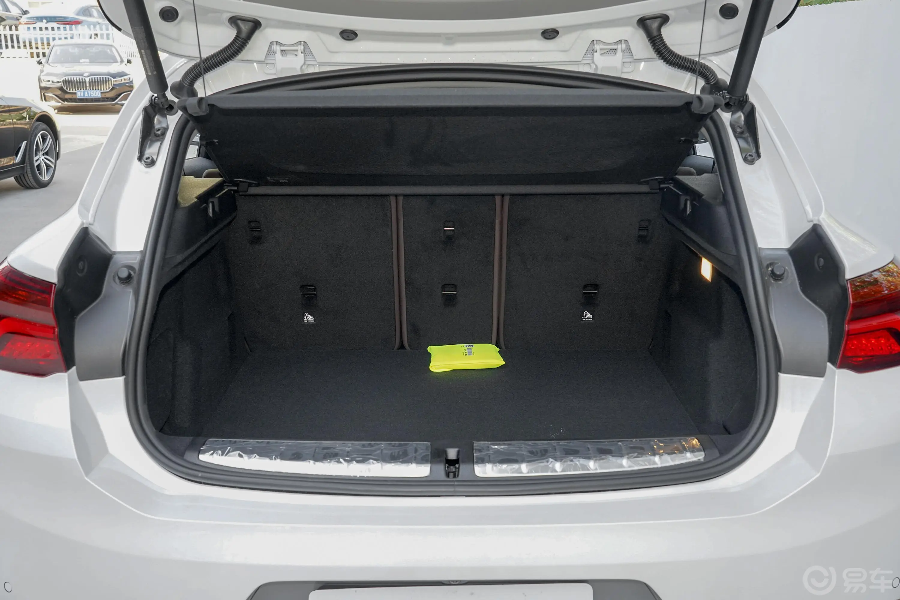 宝马X2改款 sDrive25i M越野套装后备厢空间特写