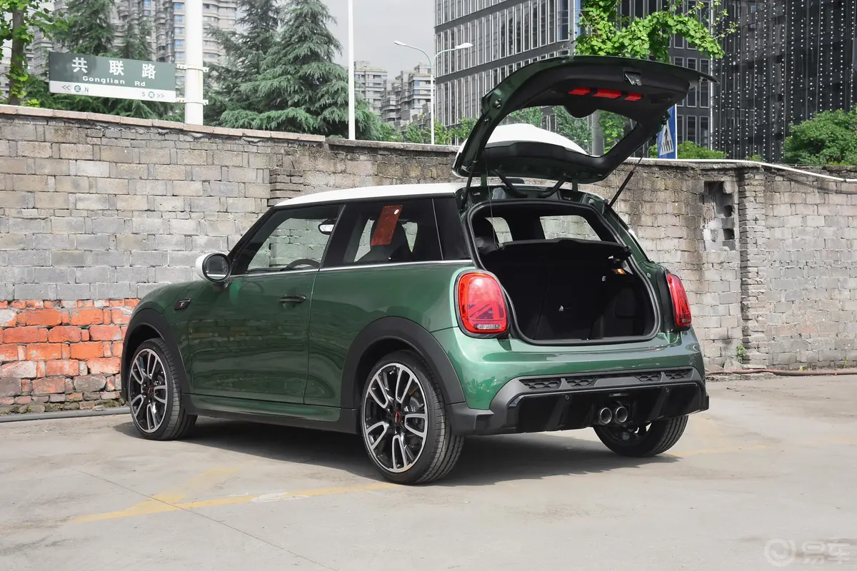 MINI2.0T COOPER S 赛车手空间