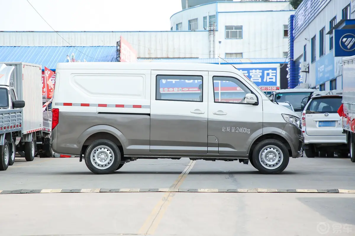 跨越星V51.6L 手动 SC5021XXYVQ6B2 5座正侧车头向右水平