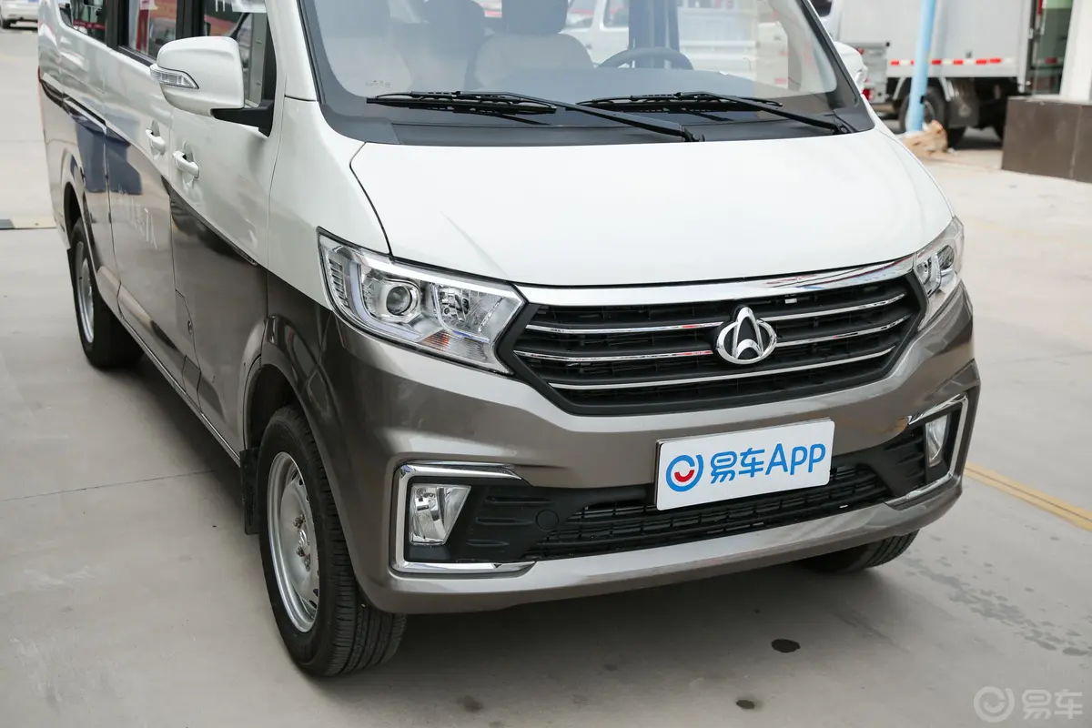 跨越星V51.5L 手动 SC6450VQ6B 7座前格栅侧俯拍