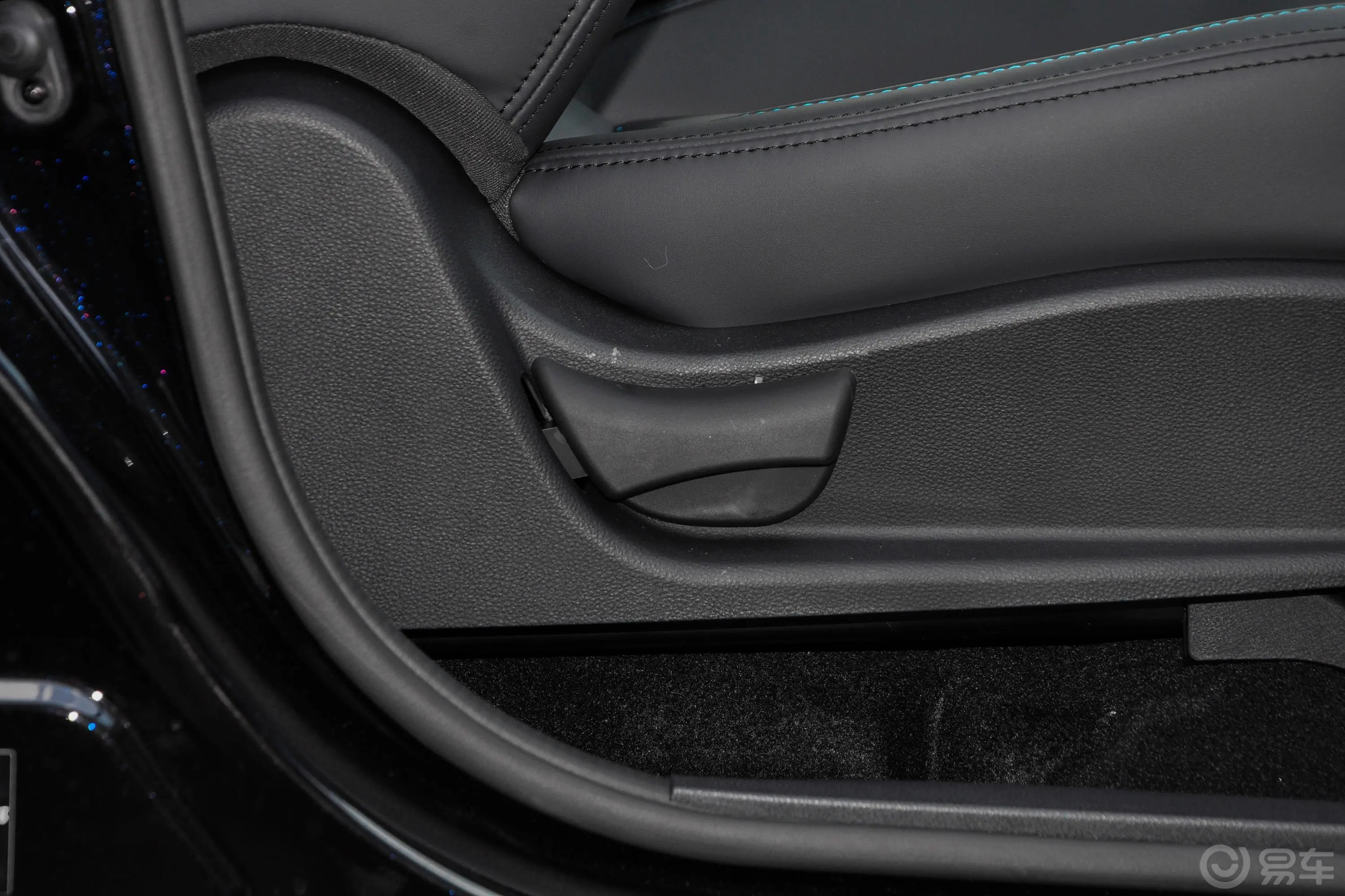 风行S50 EV豪华型副驾座椅调节