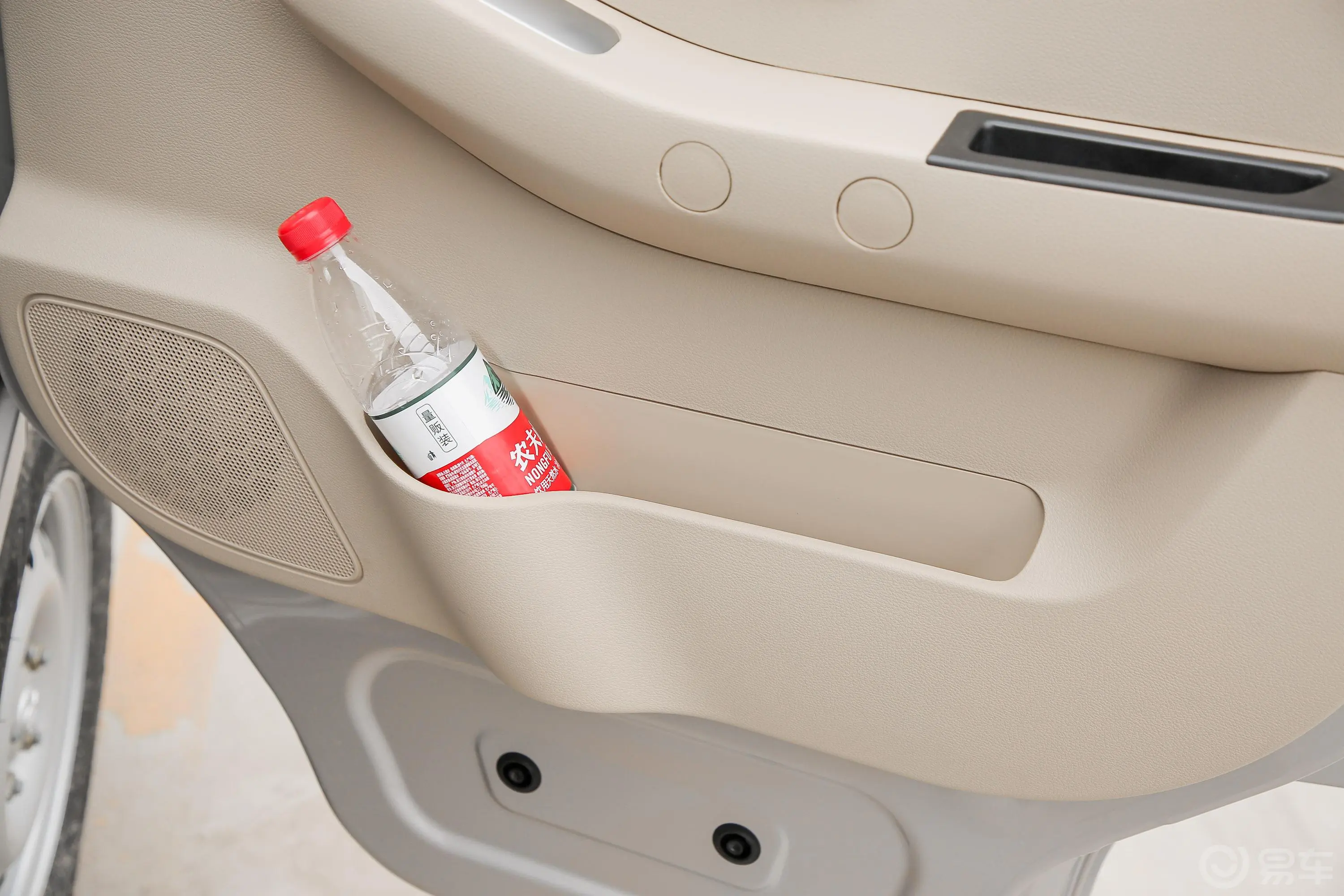 新豹T3东安1.6L 122马力 3080轴距 双排厢式运输车  国Ⅵ内饰