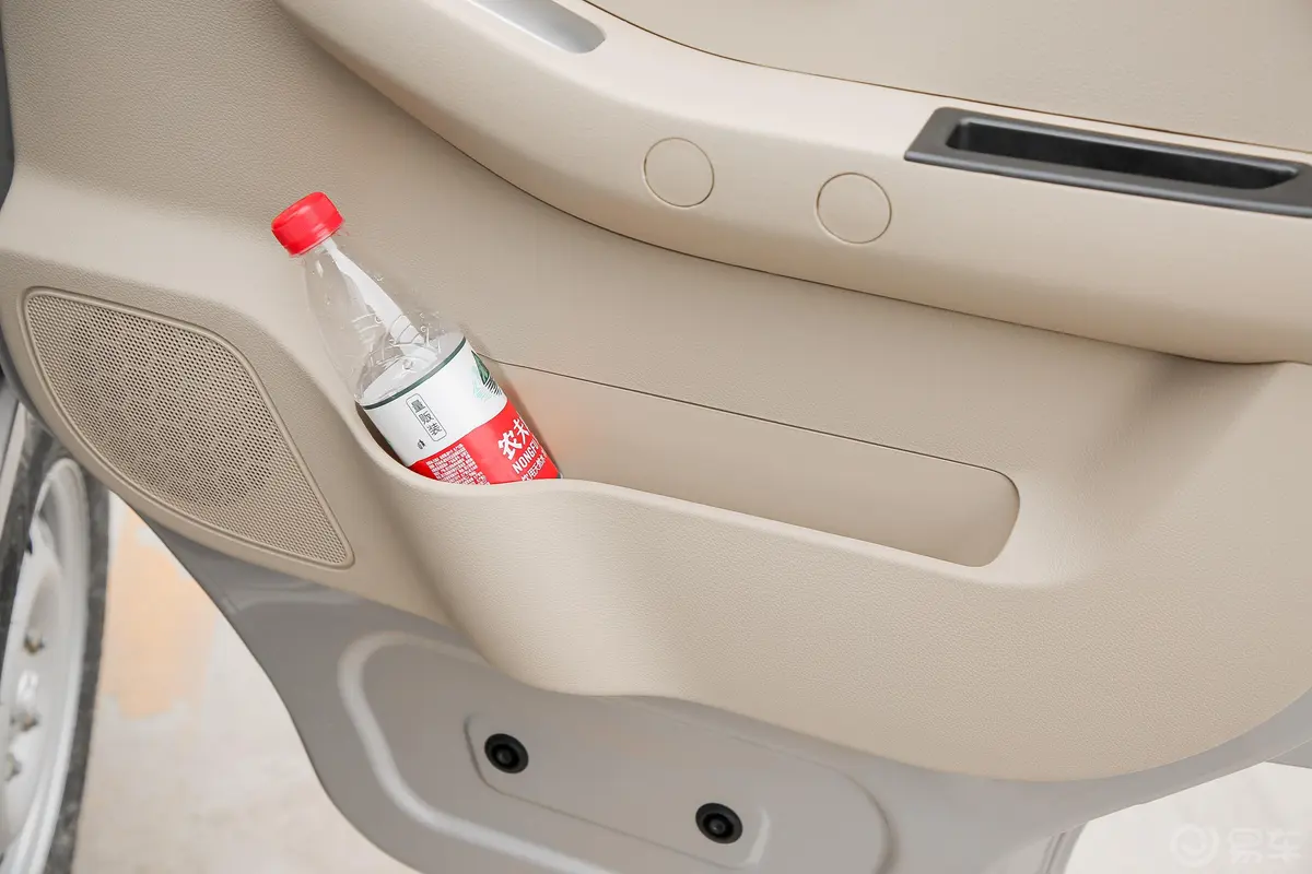 新豹T3东安1.6L 122马力 3080轴距 双排厢式运输车  国Ⅵ内饰