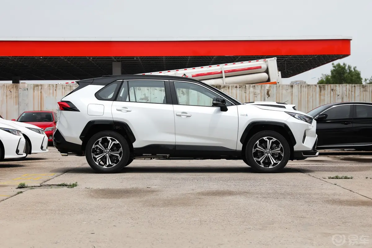 RAV4荣放 双擎E+2.5L 四驱旗舰Pro外观