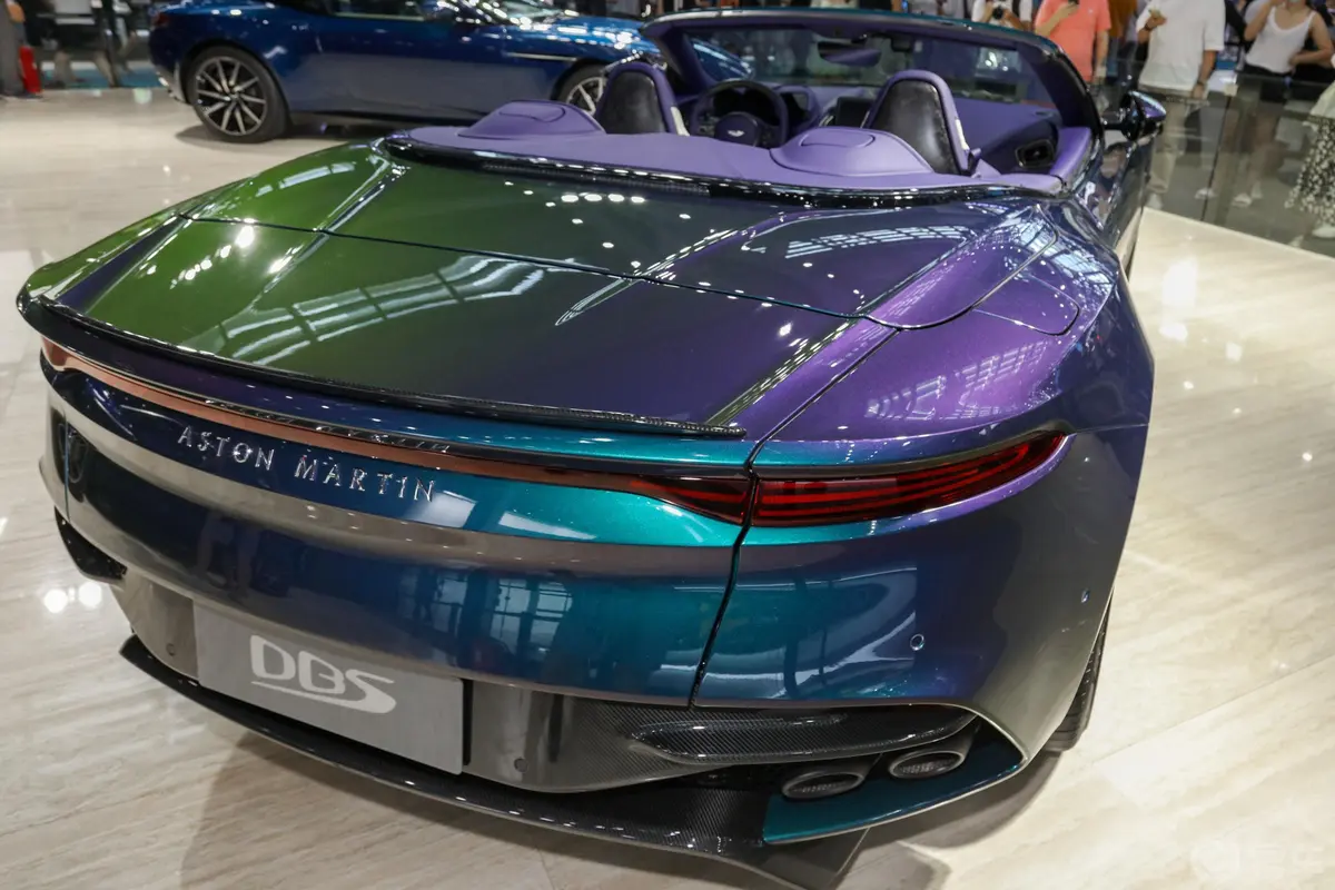 阿斯顿·马丁DBSDBS Superleggera V12 Volante Q定制幻彩光谱蓝侧后45度车头向右水平