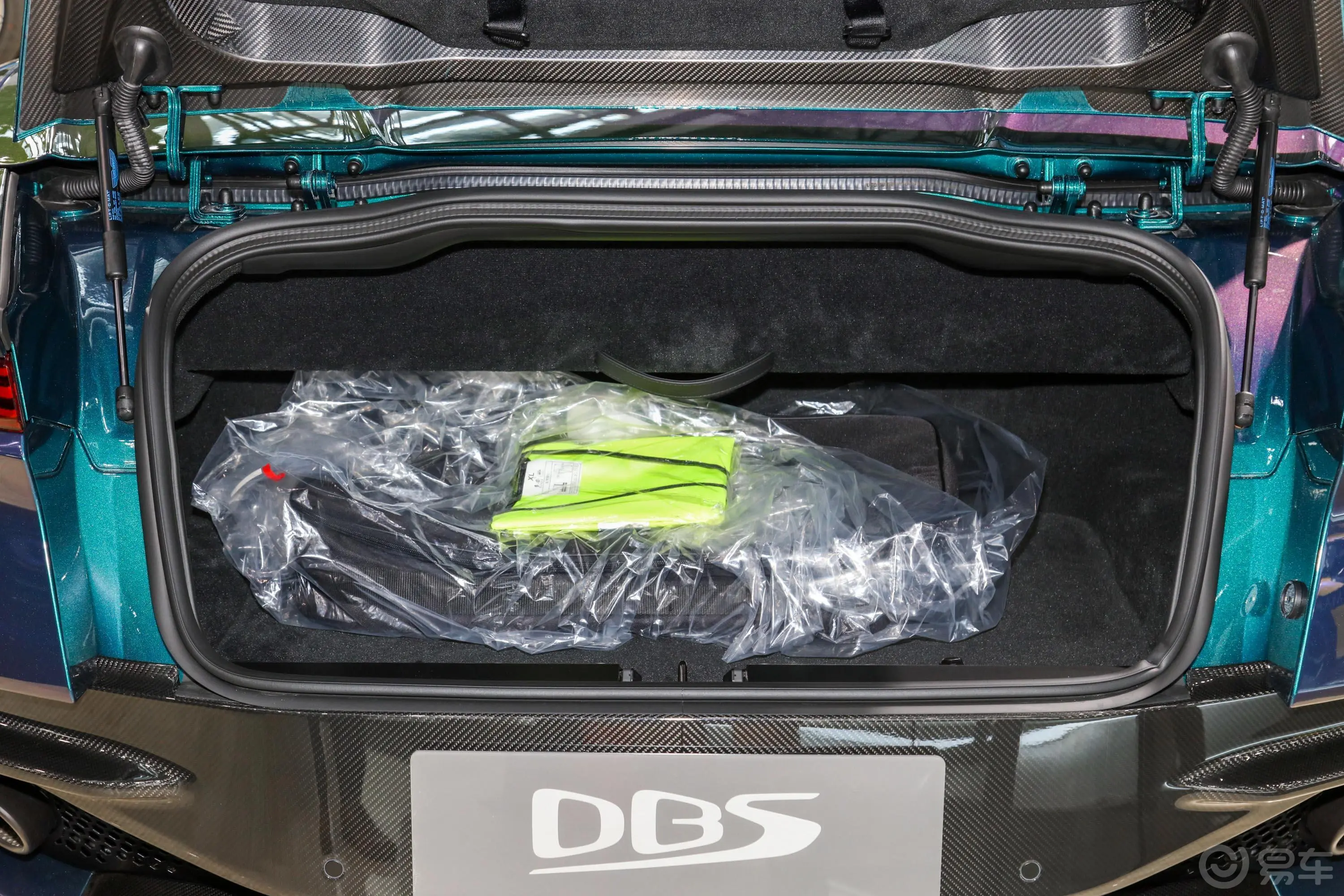 阿斯顿·马丁DBSDBS Superleggera V12 Volante Q定制幻彩光谱蓝后备厢空间特写