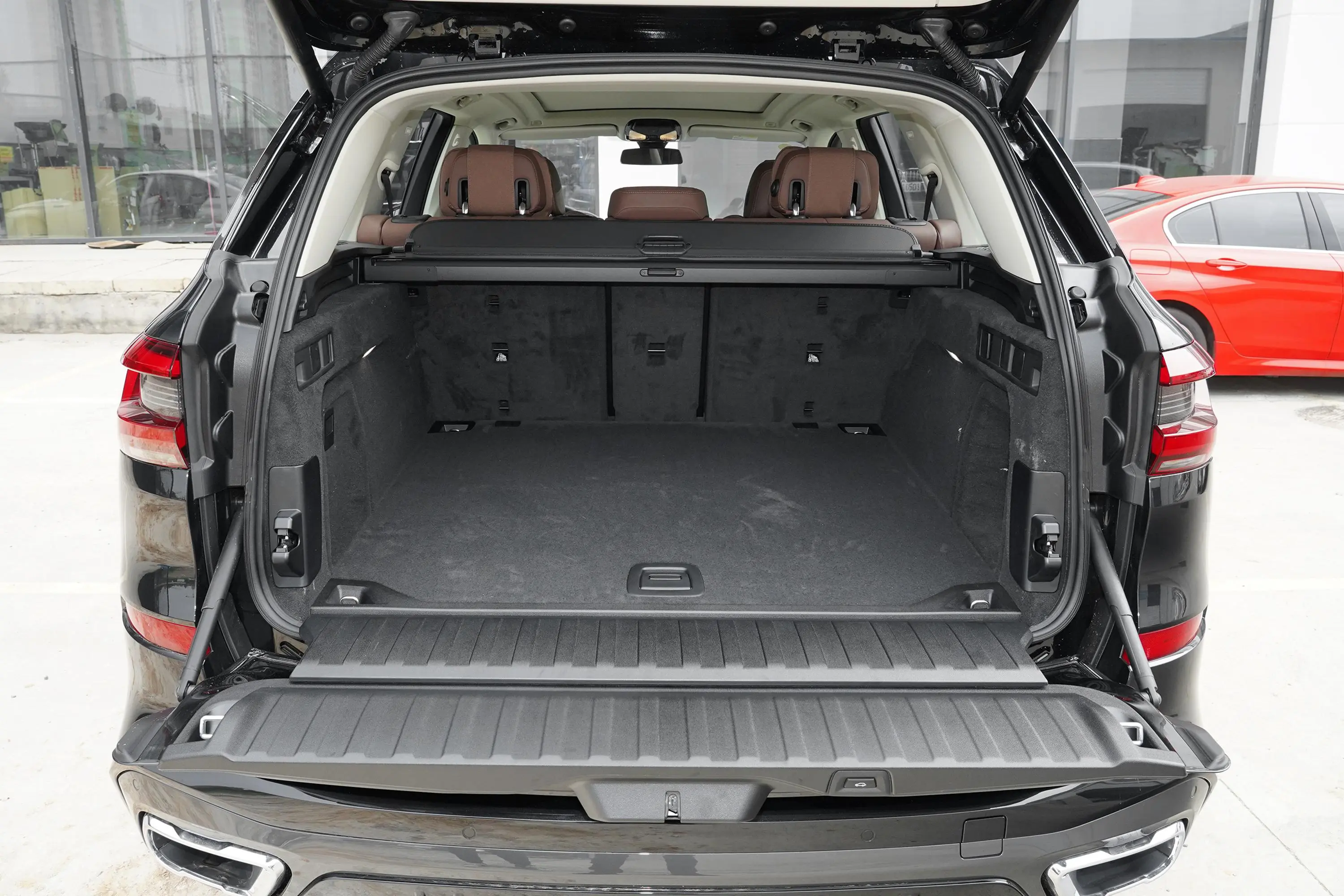 宝马X5(进口)改款 xDrive40i M运动套装后备厢空间特写