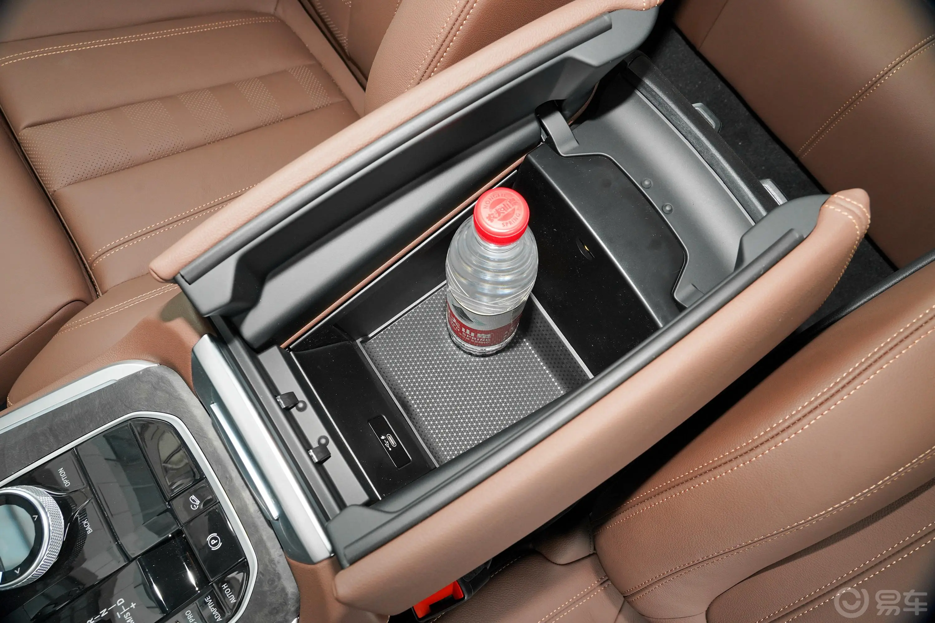 宝马X5(进口)改款 xDrive40i M运动套装前排扶手箱储物格
