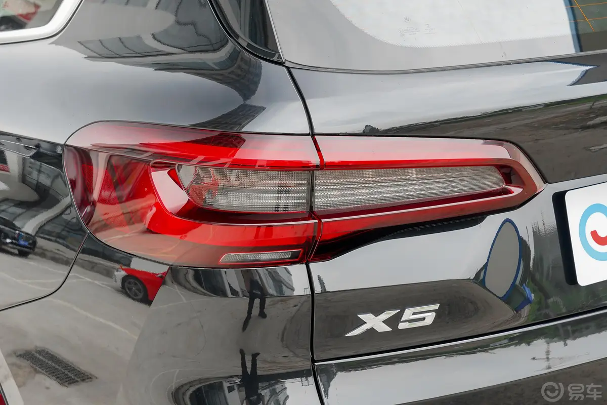 宝马X5(进口)改款 xDrive40i M运动套装尾灯侧45度俯拍