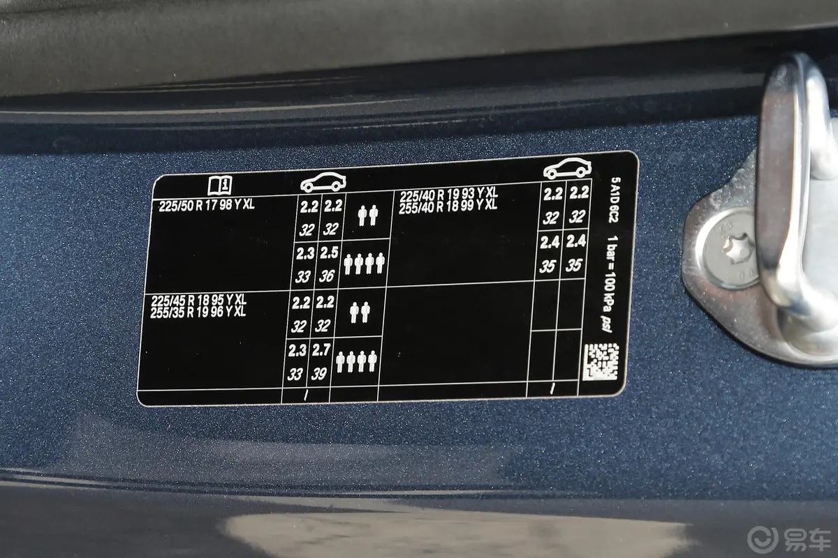 宝马4系改款 双门轿跑车 425i M运动曜夜套装胎压信息铭牌