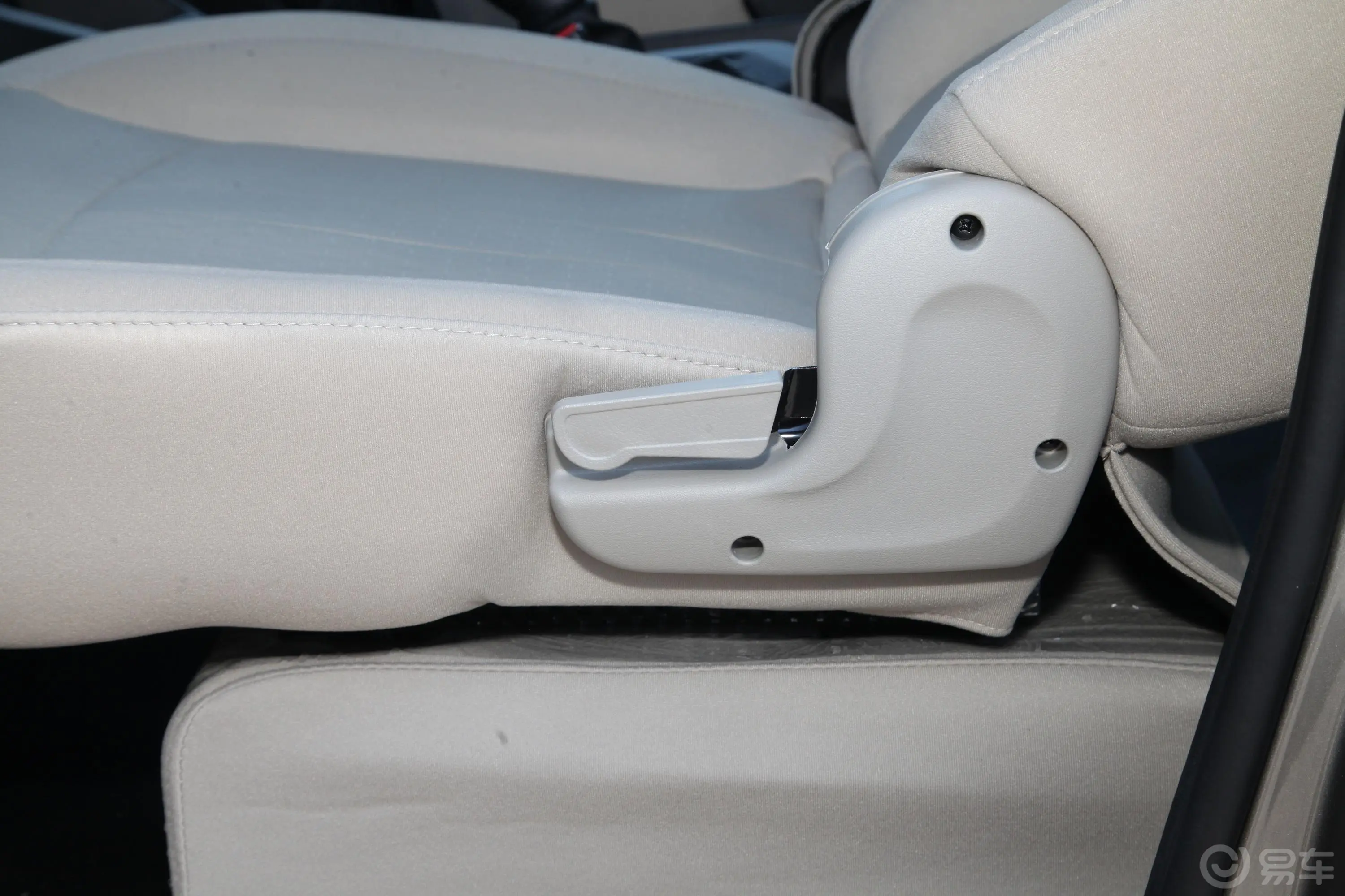 菱智M5L 1.6L 奋斗舒适型 7座主驾座椅调节