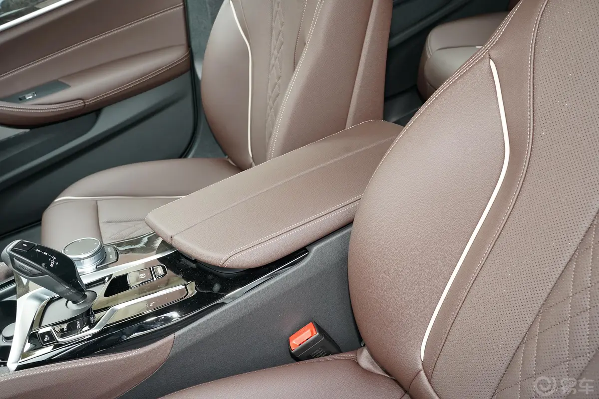 宝马5系改款 530Li xDrive M运动套装前排中央扶手