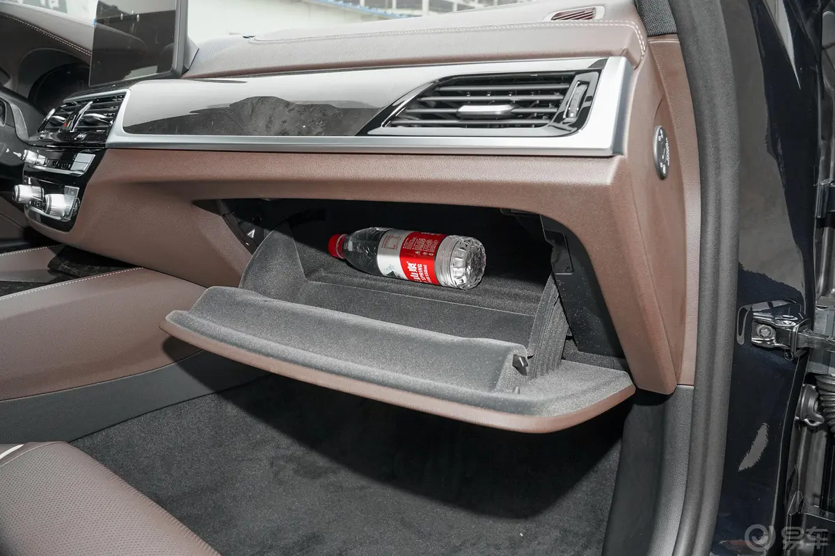 宝马5系改款 530Li xDrive M运动套装手套箱空间水瓶横置