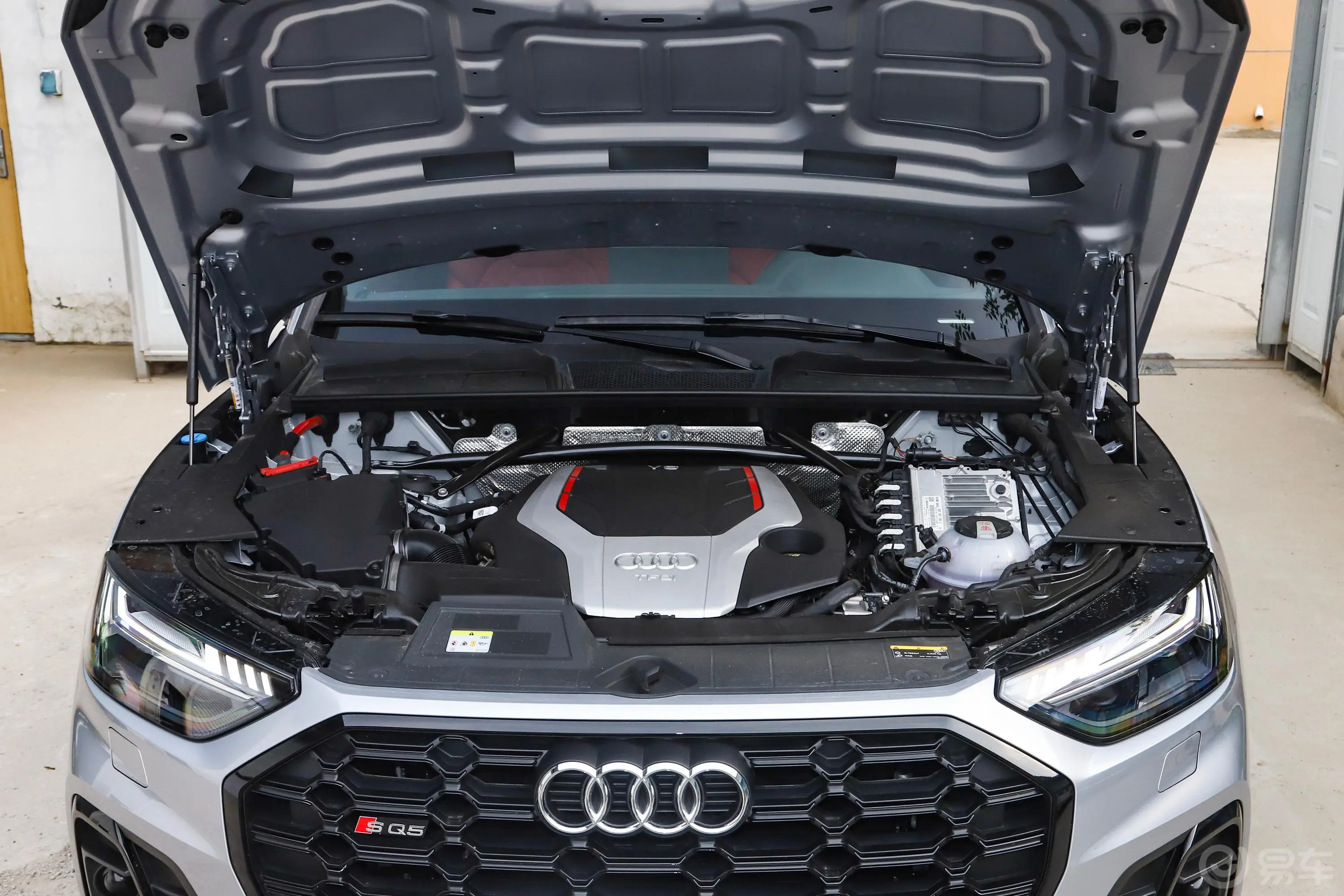 奥迪SQ53.0T quattro发动机舱整体